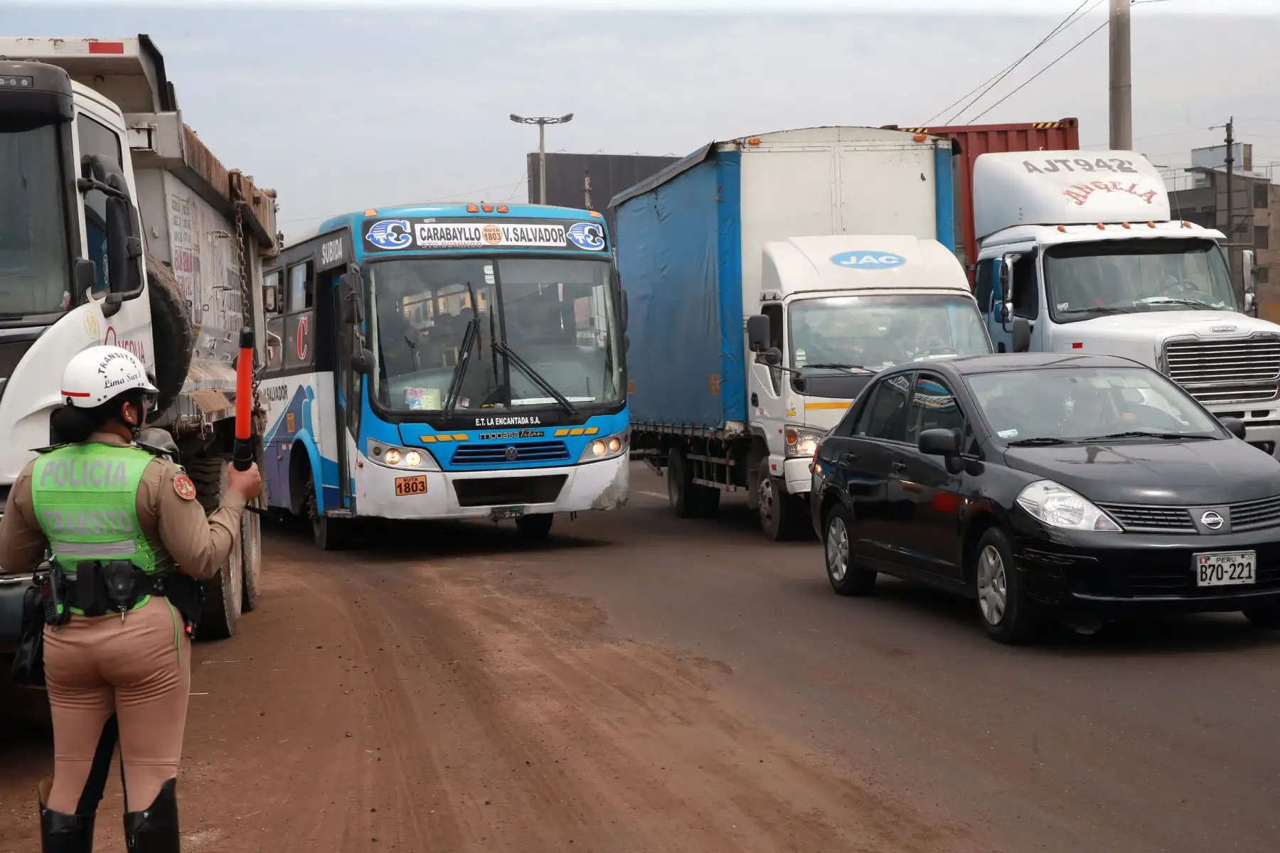 Intensa congestión vehicular se registra en la Vía de Evitamiento, sentido norte-sur, debido al cierre de algunos carriles producto del derrame de aceite vegetal .Foto: ANDINA/Norman Córdova