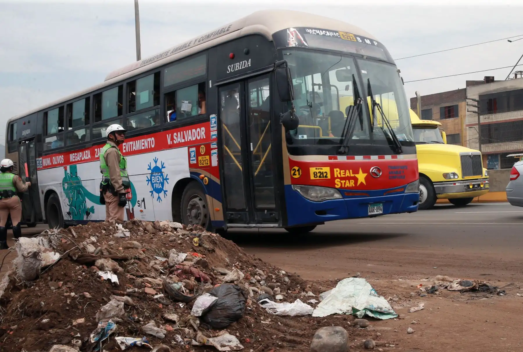 Debido a lo resbaloso de la pista, en un área de dos kilómetros la concesionaria Lamsac decidió cerrar al tránsito en los carriles afectados. .Foto: ANDINA/Norman Córdova