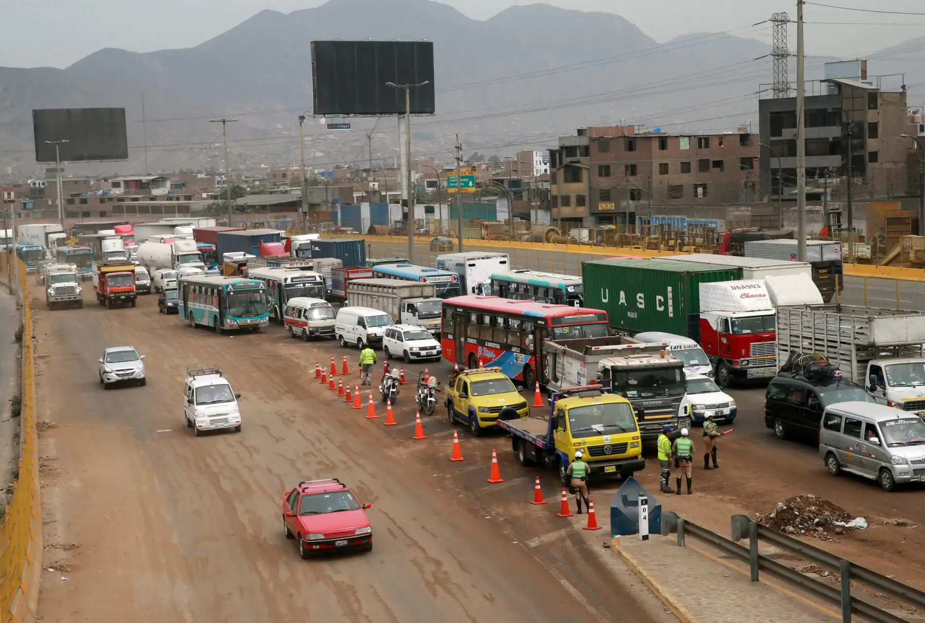 Intensa congestión vehicular se registra en la Vía de Evitamiento, sentido norte-sur, debido al cierre de algunos carriles producto del derrame de aceite vegetal .Foto: ANDINA/Norman Córdova