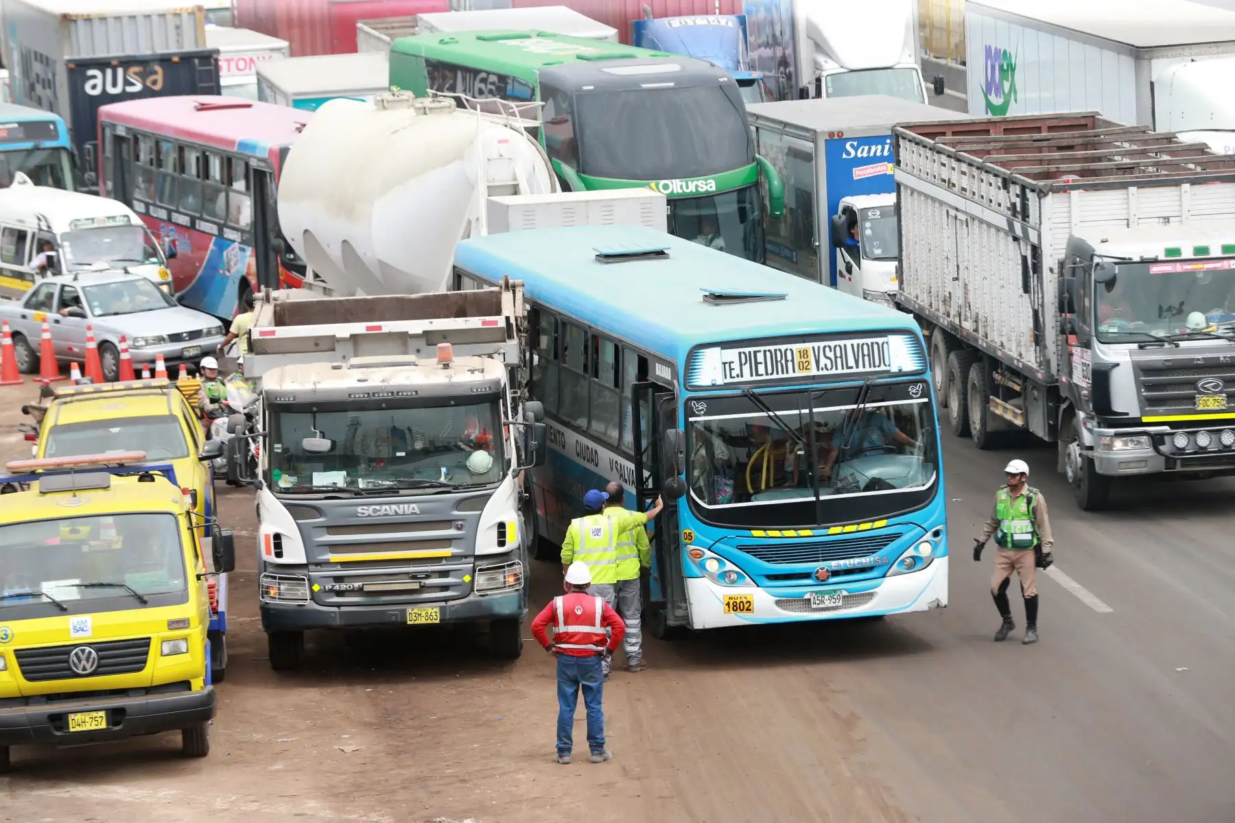 Intensa congestión vehicular se registra en la Vía de Evitamiento, sentido norte-sur, debido al cierre de algunos carriles producto del derrame de aceite vegetal .Foto: ANDINA/Norman Córdova