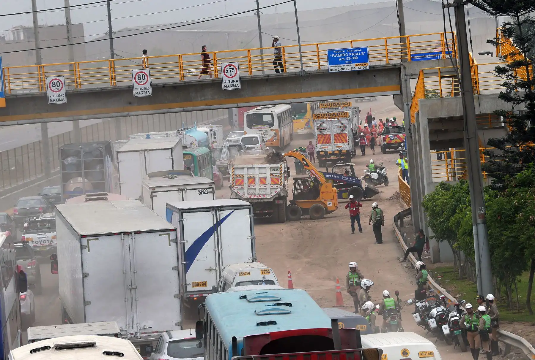 Intensa congestión vehicular se registra en la Vía de Evitamiento, sentido norte-sur, debido al cierre de algunos carriles producto del derrame de aceite vegetal .Foto: ANDINA/Norman Córdova