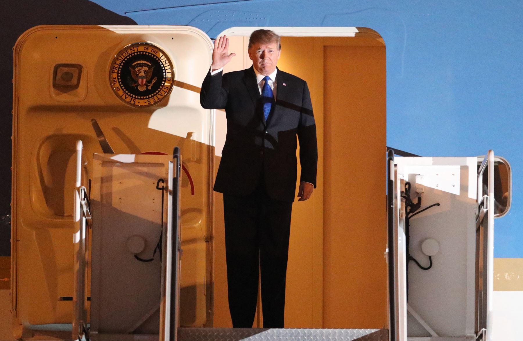 El presidente de los Estados Unidos, Donald Trump, desembarca del Air Force One en el Aeropuerto Internacional Noi Bai en Hanoi, Vietnam Foto: AFP