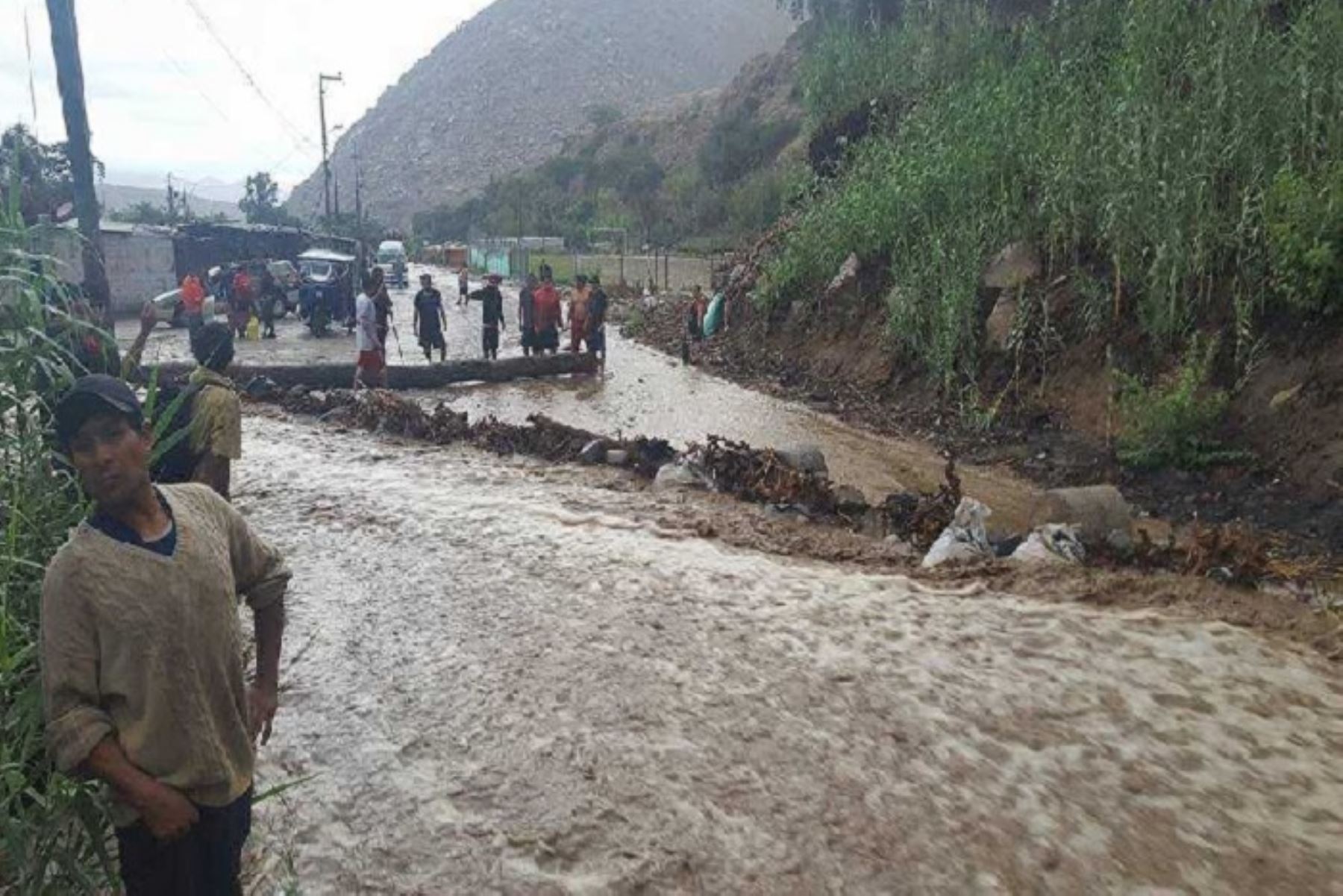 El distrito de Cáceres del Perú, en la provincia ancashina del Santa, soportó en la víspera una lluvia intensa que se prolongó por casi dos horas, ocasionando huaicos que han afectado al menos a 7 de los 39 caseríos que existen en esta jurisdicción.