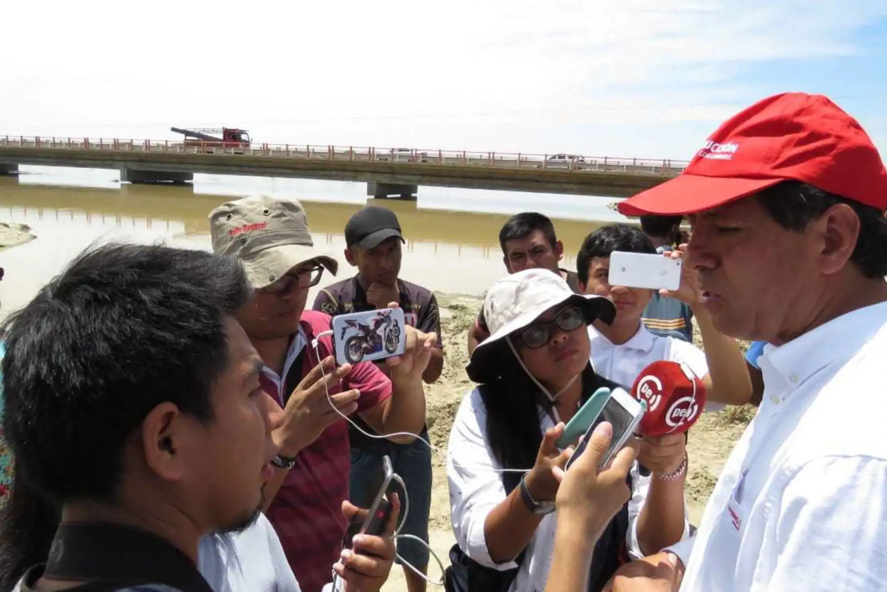 El director ejecutivo de la Autoridad para la Reconstrucción con Cambios (ARCC), Edgar Quispe Remón, afirmó que la implementación de las soluciones integrales es la respuesta definitiva para mitigar la vulnerabilidad en el río Piura, y expresó su confianza en que el gobierno regional tomará las mejores decisiones para que dichas soluciones se encaminen pronto.