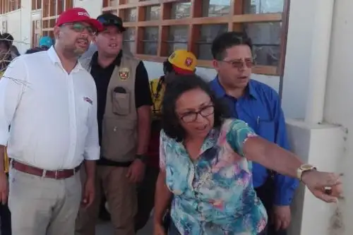 El ministro de Educación, Daniel Alfaro, recorrió hoy las zonas de Lambayeque afectadas por las intensas lluvias y los desbordes de los ríos, y se reunió con las autoridades regionales y locales con el fin de evaluar la situación en esa región, reforzar la red de emergencia en la zona y buscar soluciones definitivas para afrontar los desastres naturales en mejores condiciones.