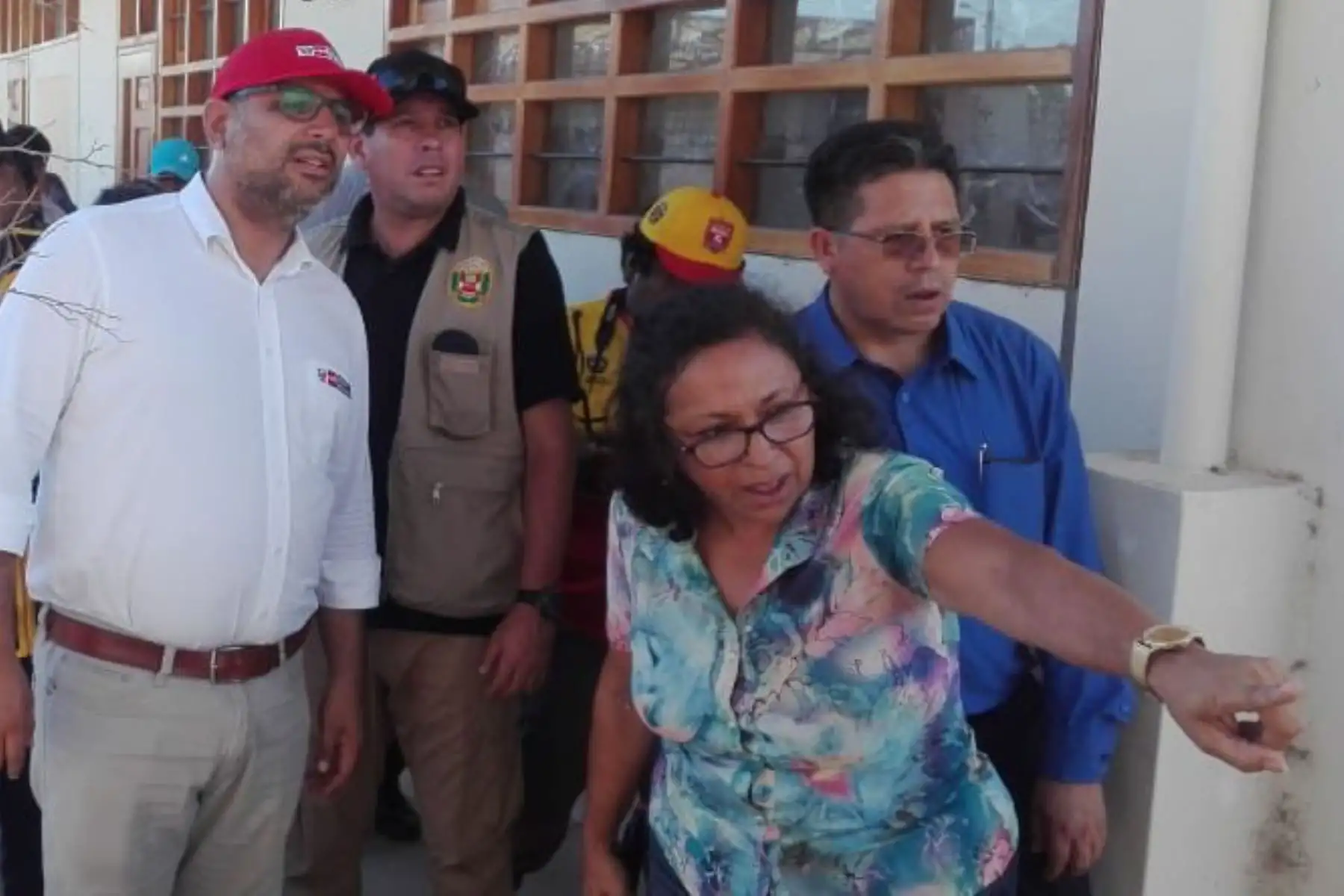 El ministro de Educación, Daniel Alfaro, recorrió hoy las zonas de Lambayeque afectadas por las intensas lluvias y los desbordes de los ríos, y se reunió con las autoridades regionales y locales con el fin de evaluar la situación en esa región, reforzar la red de emergencia en la zona y buscar soluciones definitivas para afrontar los desastres naturales en mejores condiciones.