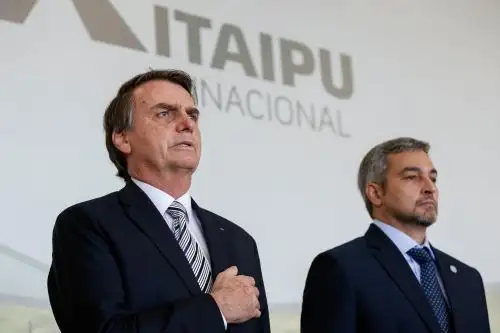 Fotografía cedida por la Presidencia de Brasil que muestra a los mandatarios Mario Abdo Benítez, de Paraguay, y Jair Bolsonaro, de Brasil,  en la represa de Itaipú. Foto: EFE