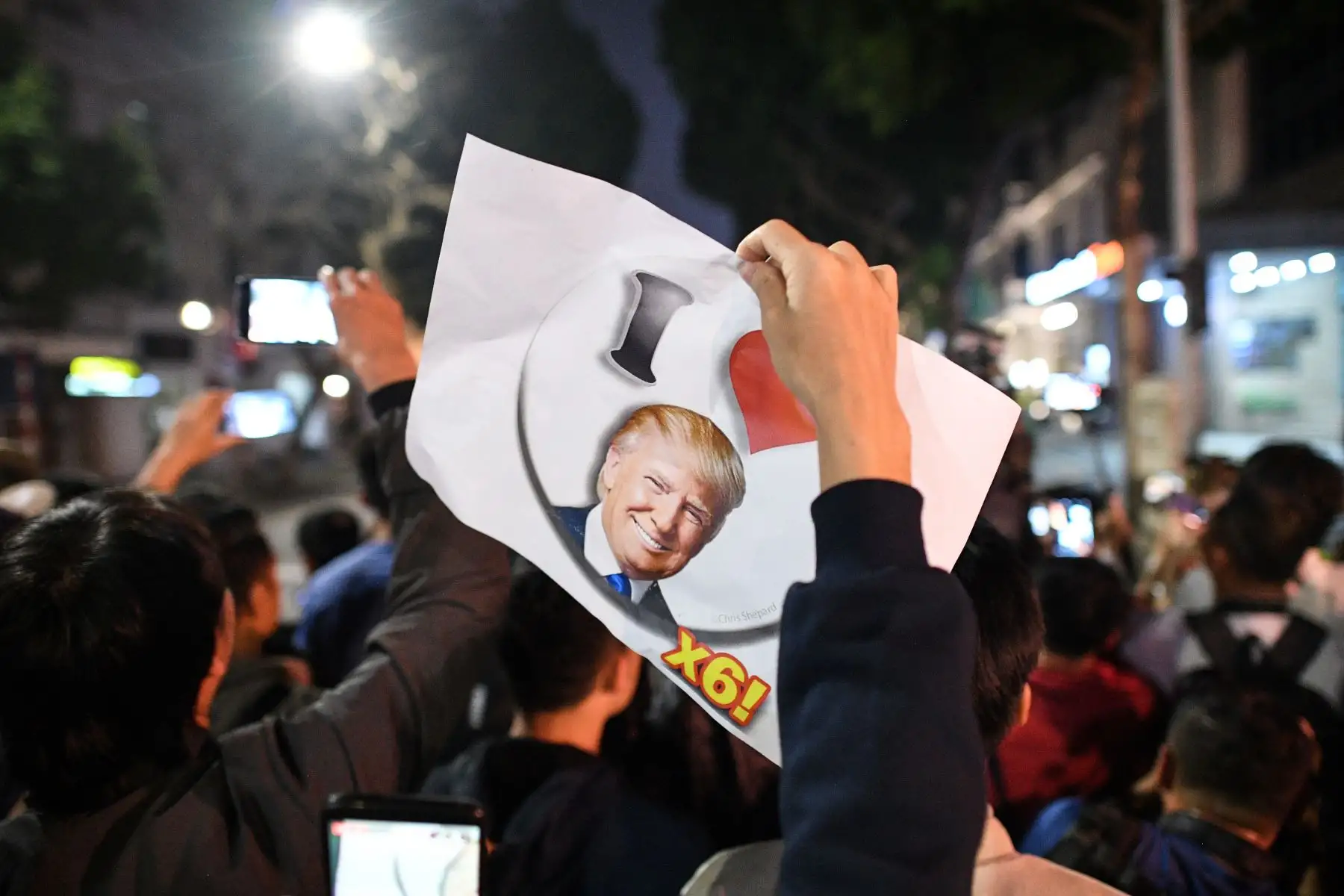 La gente se reúne frente al hotel Sofitel Legend Metropole antes de una cena entre el presidente de los Estados Unidos, Donald Trump y el líder de Corea del Norte, Kim Jong Un, en Hanoi. Foto: AFP/Noel Celis