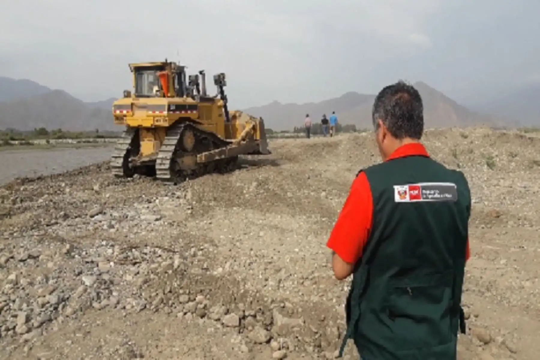 La Autoridad Nacional del Agua (ANA) adscrita al Ministerio de Agricultura y Riego, realiza trabajos de encauzamiento y reforzamiento en el río Chicama, en la zona Atahualpa y el sector Piedra Molino, en la región La Libertad, a fin de evitar posibles desbordes que causen daños en la población aledaña, infraestructura vial, infraestructura hidráulica y terrenos agrícolas.
