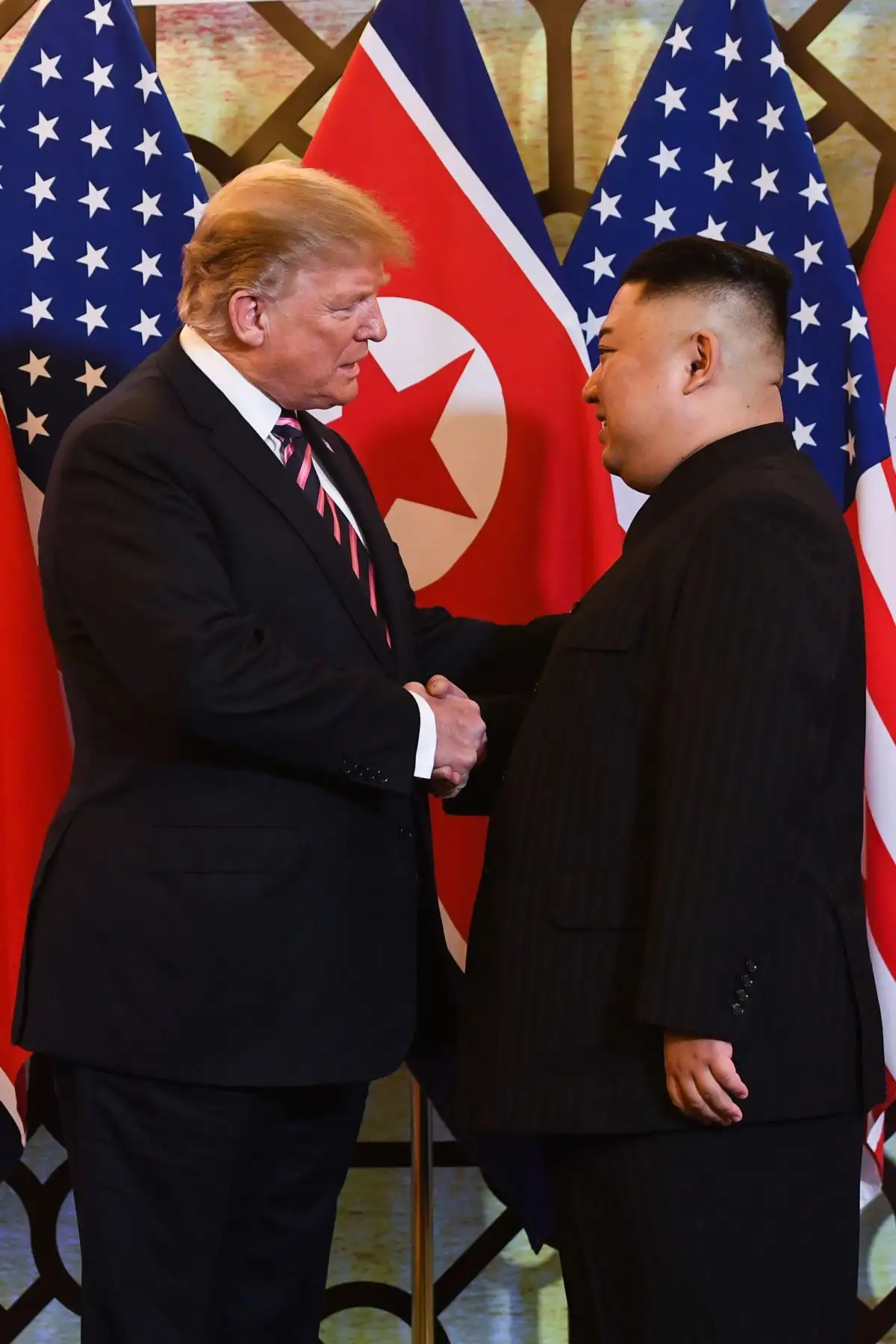 El presidente de los Estados Unidos, Donald Trump, le da la mano al líder de Corea del Norte, Kim Jong Un, antes de una reunión en el hotel Sofitel Legend Metropole en Hanoi. Foto: AFP/Saul Loeb