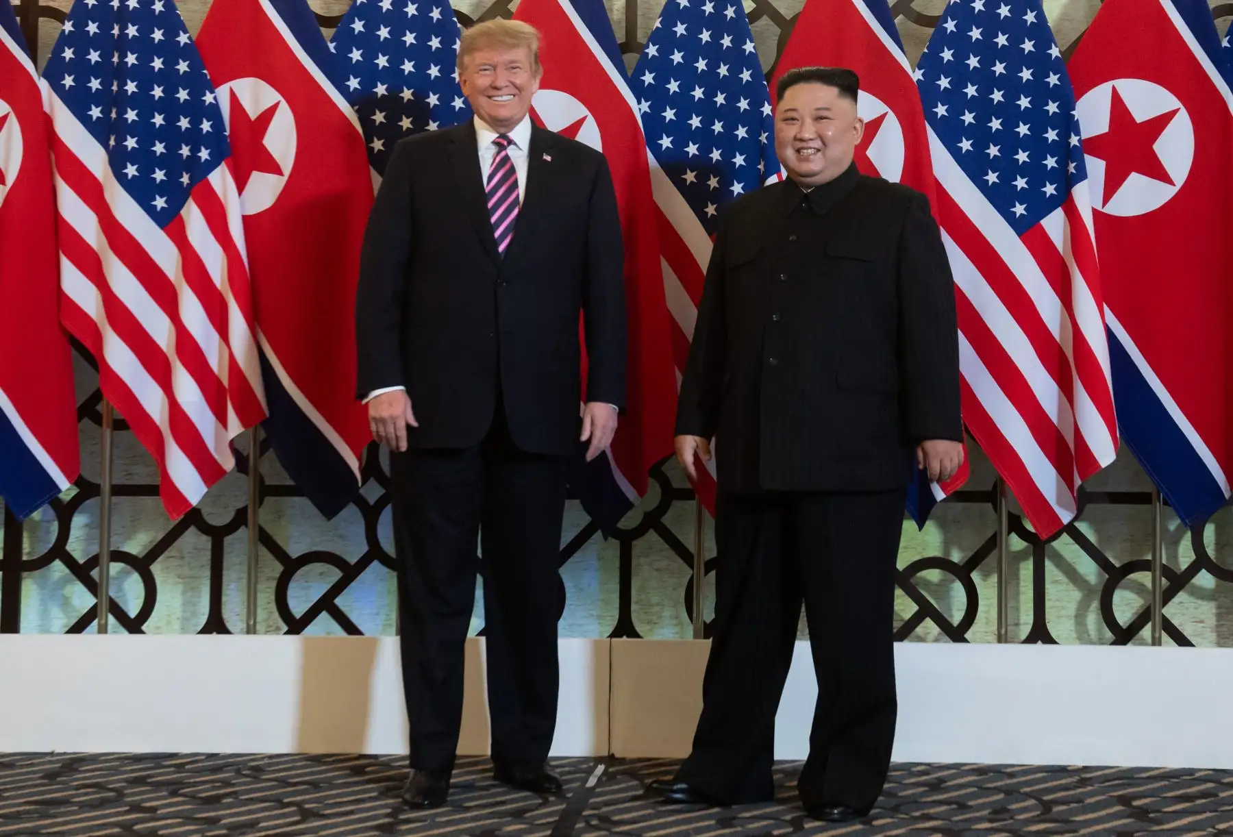 El presidente de Estados Unidos, Donald Trump posa con el líder de Corea del Norte, Kim Jong Un, antes de una reunión en el hotel Sofitel Legend Metropole en Hanoi. Foto: AFP/Saul Loeb