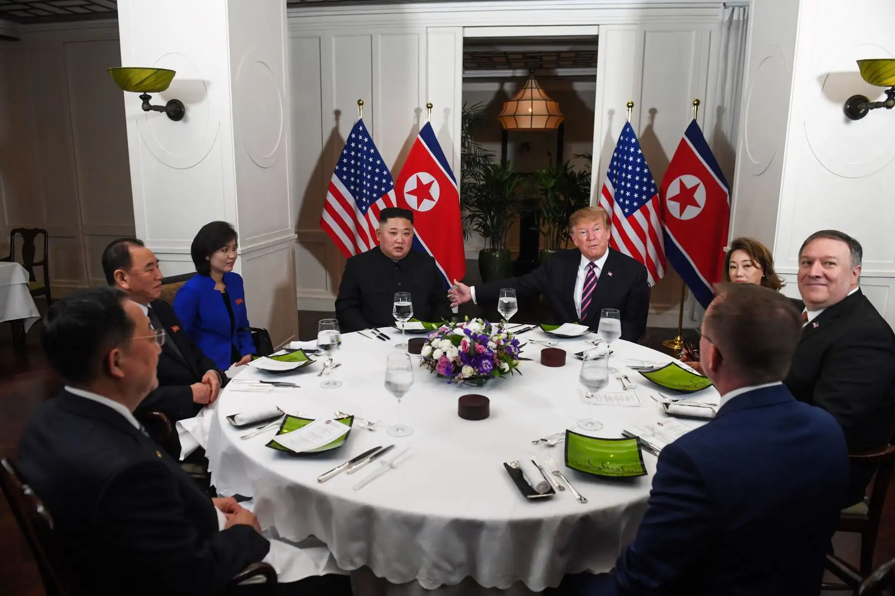 El presidente de los Estados Unidos, Donald Trump y el líder de Corea del Norte, Kim Jong Un, se sientan con otros para una cena en el hotel Sofitel Legend Metropole en Hanoi. Foto:APF/Saul Loeb