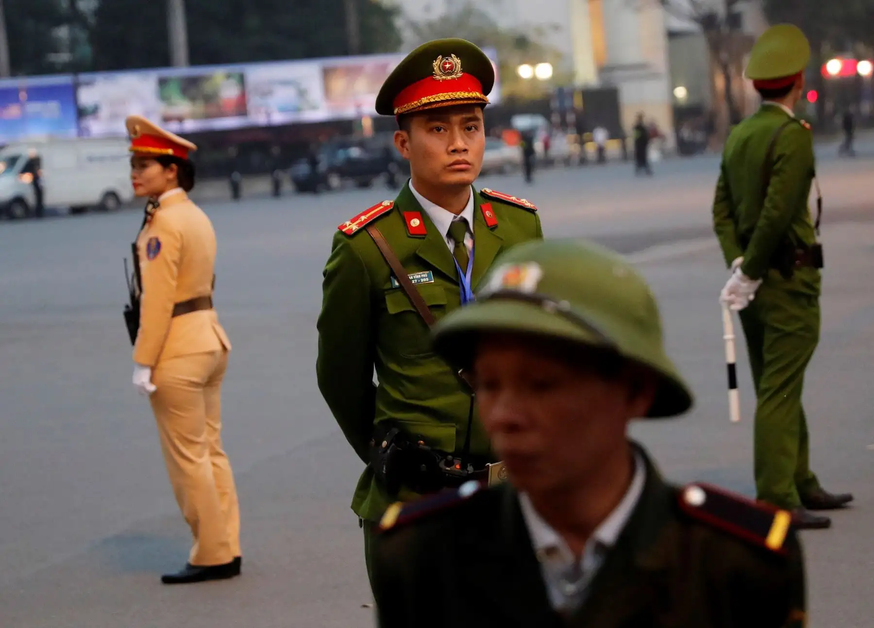Agentes de policía permanecen en guardia en las inmediaciones del Softitel Metropole hotel, donde se celebra la cumbre entre el líder norcoreano, Kim Jong-un, y el presidente de EE.UU., Donald Trump, este miércoles, en Hanói , Vietnam. Foto: EFE/ WALLACE WOON