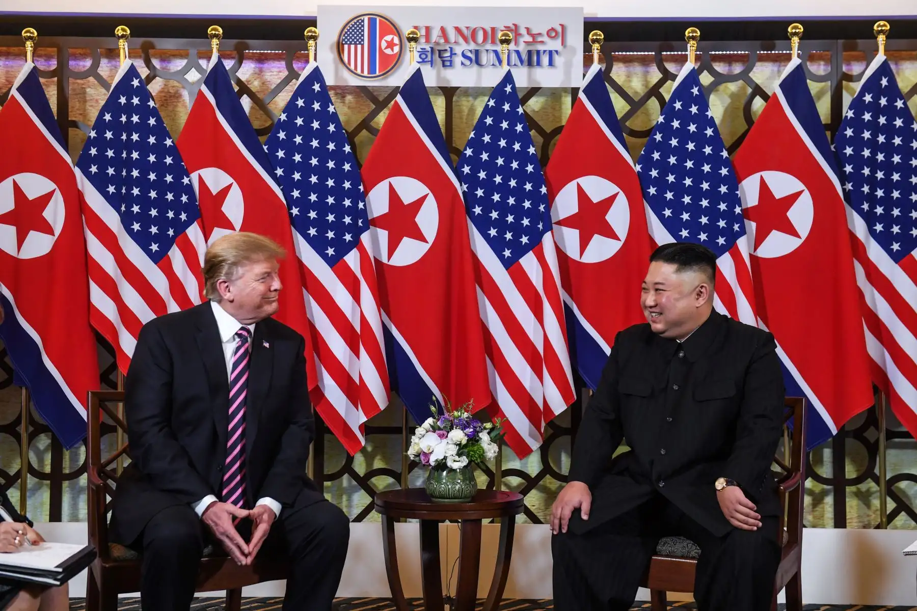 El presidente de Estados Unidos, Donald Trump, conversó con el líder norcoreano, Kim Jong Un, durante una reunión en el hotel Sofitel Legend Metropole en Hanoi. Foto: AFP/Saul Loeb