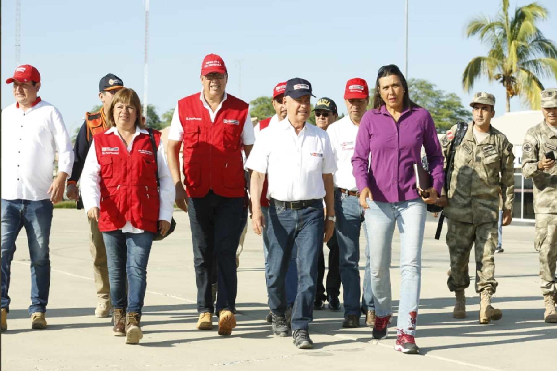 Ministros supervisan llegada de ayuda humanitaria en Piura