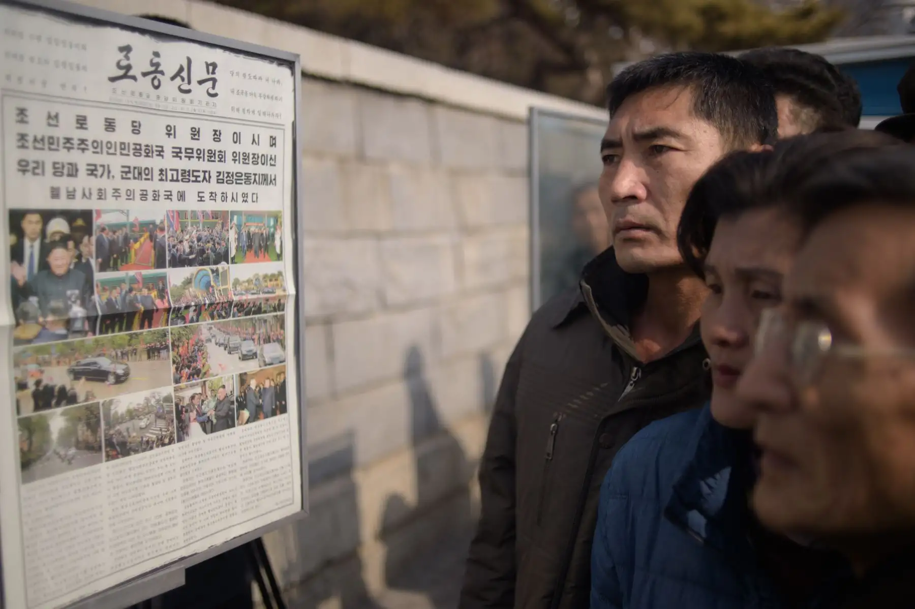 La gente leyó una copia del periódico Rodong Sinmun que muestra la cobertura del líder de Corea del Norte, Kim Jong Un, que llega a Vietnam antes de la cumbre de Hanoi con el presidente de Estados Unidos, Donald Trump, en Pyongyang. Foto: AFP/Kim Won Jin