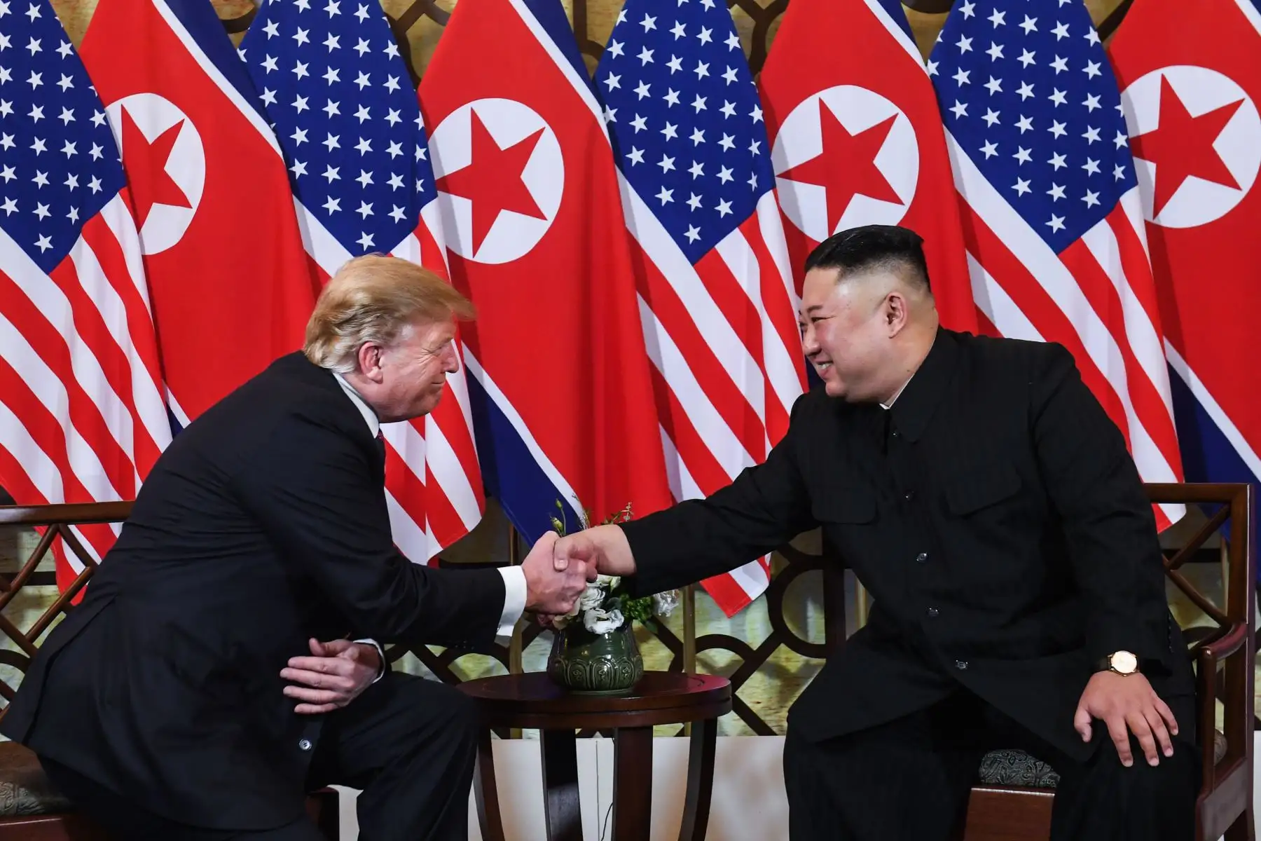 El presidente de Estados Unidos, Donald Trump, le da la mano al líder de Corea del Norte, Kim Jong Un, luego de una reunión en el hotel Sofitel Legend Metropole en Hanoi. Foto: AFP/Saul Loeb