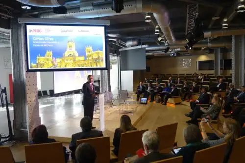 Ministro de Economía y Finanzas, Carlos Oliva, durante su exposición en reunión de empresarios peruanos y españoles, realizado esta mañana en Fundación Telefónica en el Centro de Madrid, España. ANDINA