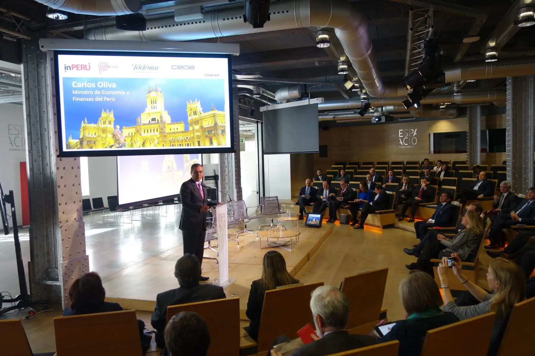 Ministro de Economía y Finanzas, Carlos Oliva, durante su exposición en reunión de empresarios peruanos y españoles, realizado esta mañana en Fundación Telefónica en el Centro de Madrid, España. ANDINA
