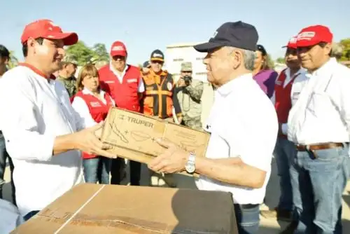 El gobernador regional de Piura, Servando García, informó hoy que son 38 los distritos de ese departamento que resultaron afectados hasta el momento por las intensas lluvias, cuya población recibirá la ayuda humanitaria que transporta el buque multipropósito BAP Pisco, el cual llegó hoy al puerto de Paita.
