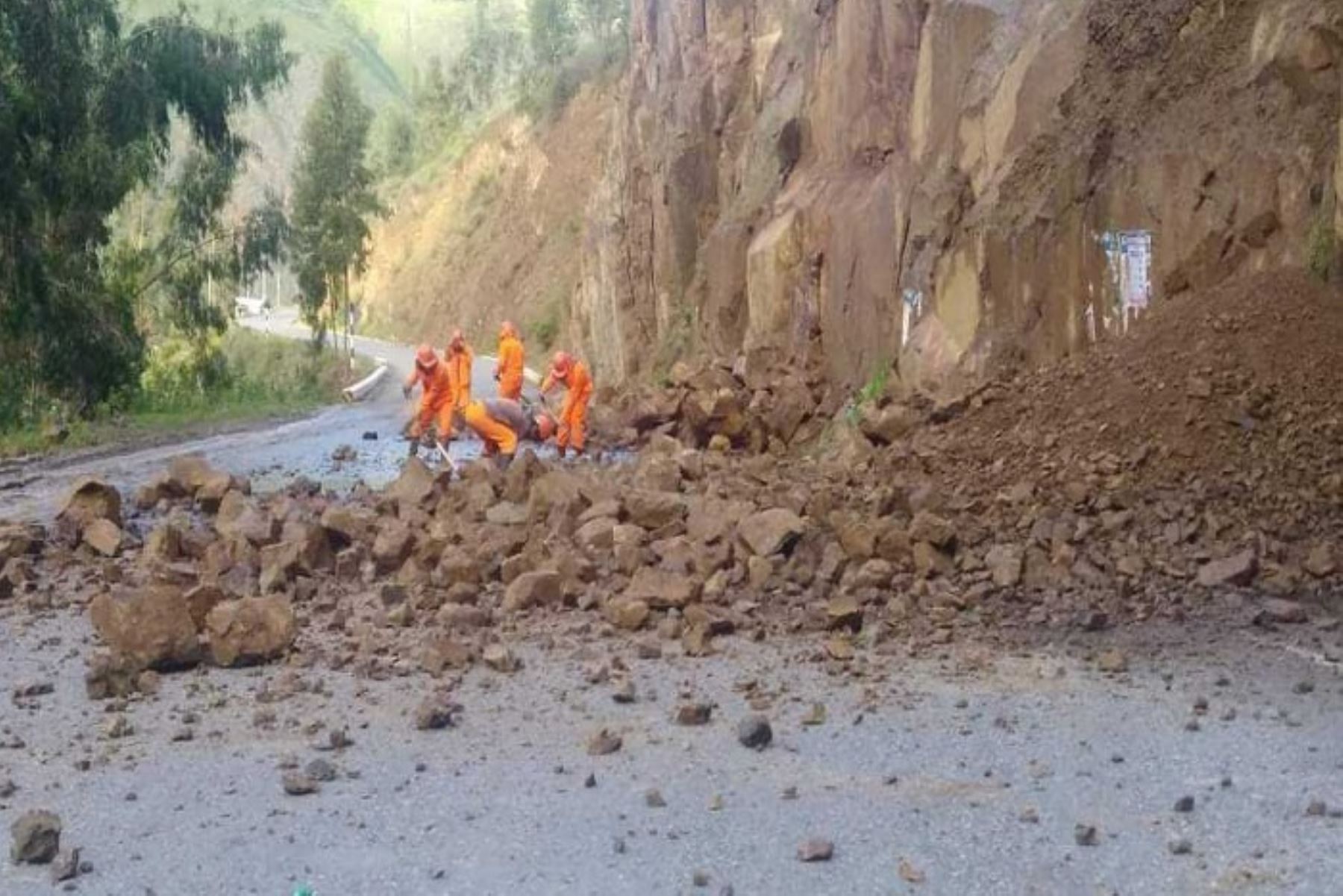 La vía Casma - Huaraz ha sido afectada nuevamente por derrumbes a causa de las lluvias intensas que se registran, informó hoy el Centro de Operaciones de Emergencia Regional (COER) de Áncash.