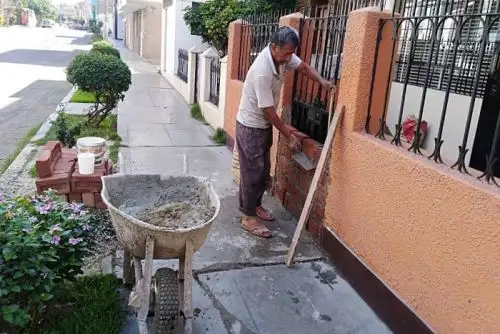 Ante un nuevo pronóstico de lluvias emitido por el Servicio Nacional de Meteorología e Hidrología (Senamhi) las familias trujillanas están construyendo muros de contención y colocando sacos de arena para proteger sus viviendas.