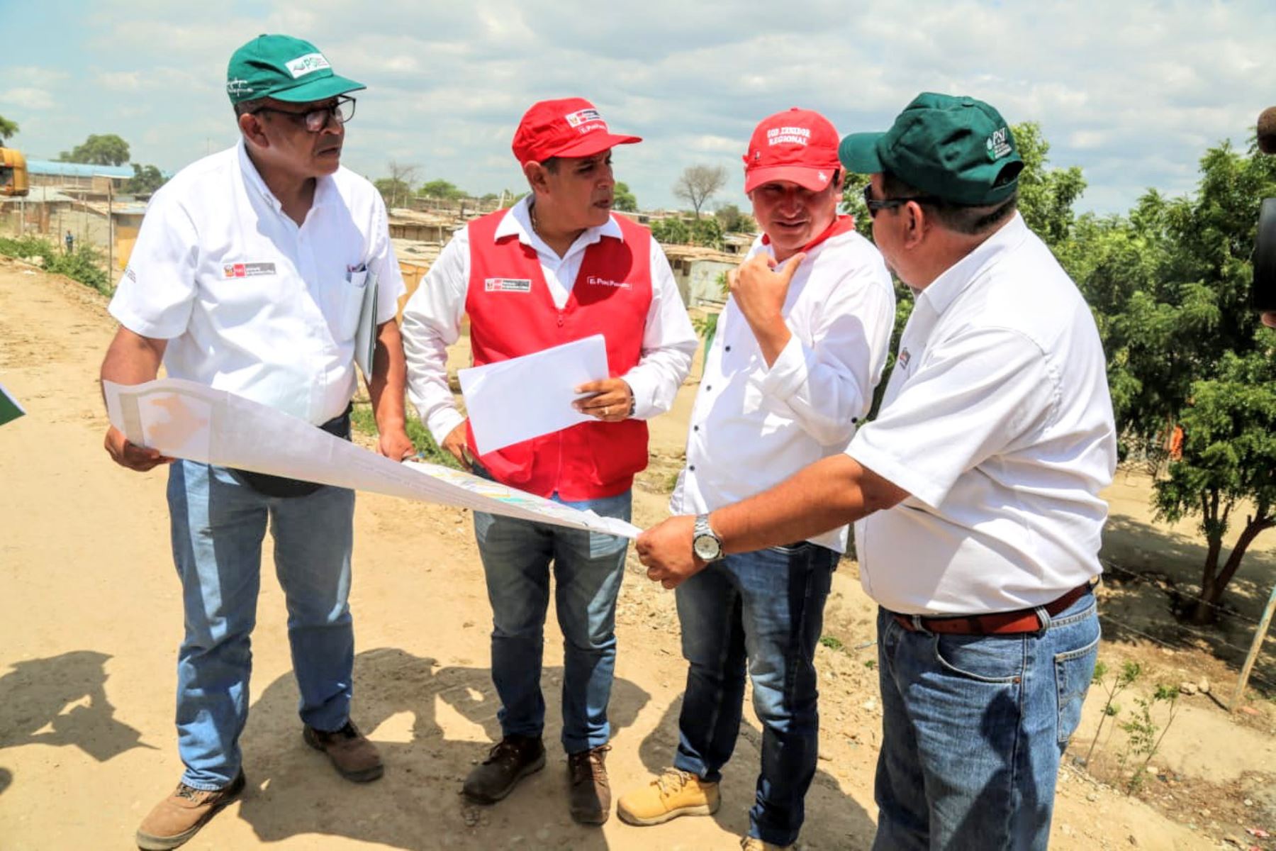 El ministro de Agricultura y Riego, Gustavo Mostajo, supervisó los trabajos de reforzamiento de defensas ribereñas que se ejecutan en siete puntos críticos de la región Piura.