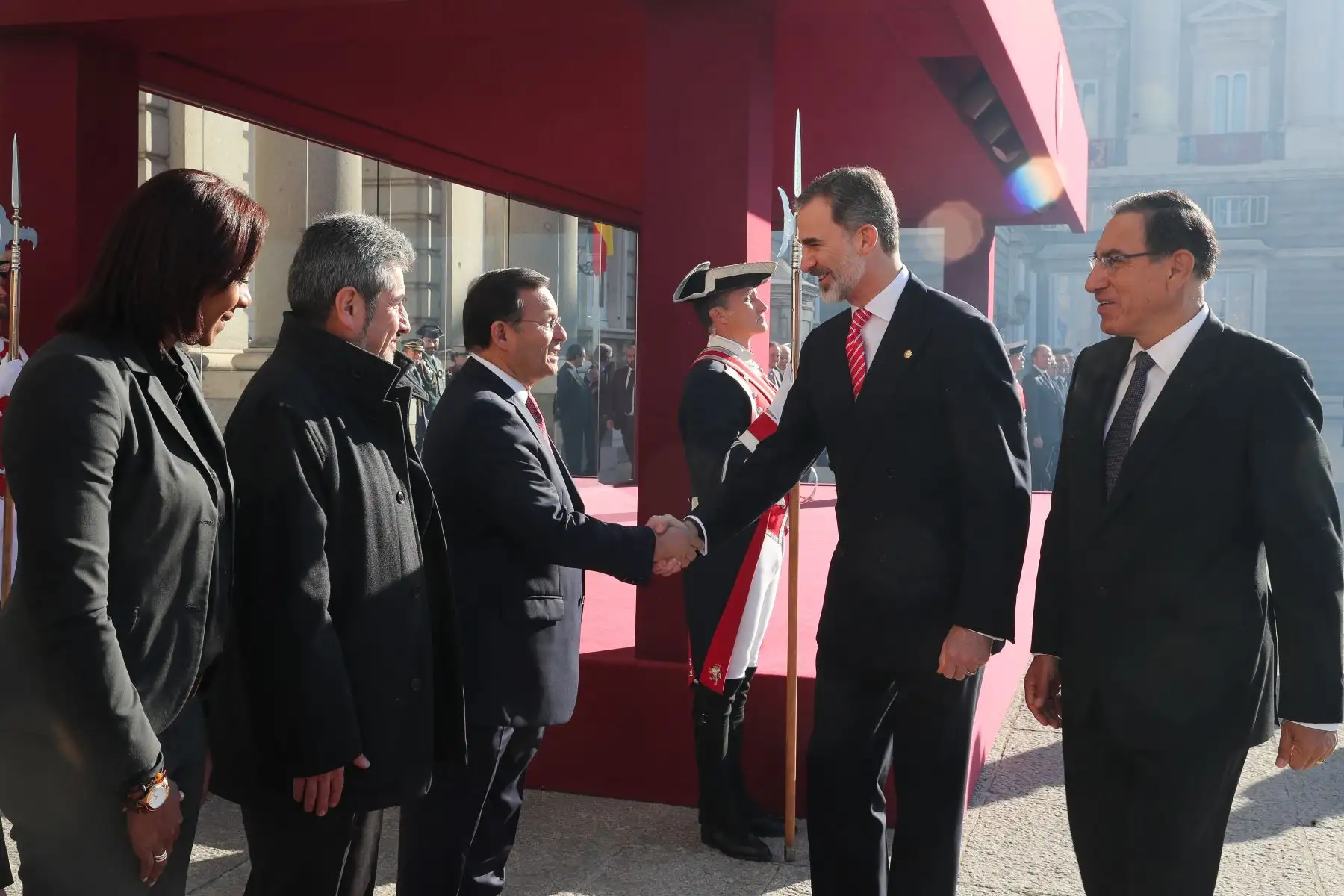 Rey Felipe VI saluda al Canciller peruano Nestor Popolizio, durante la visita de Estado del Presidente Vizcarra a España. Foto: ANDINA/Prensa Presidencia