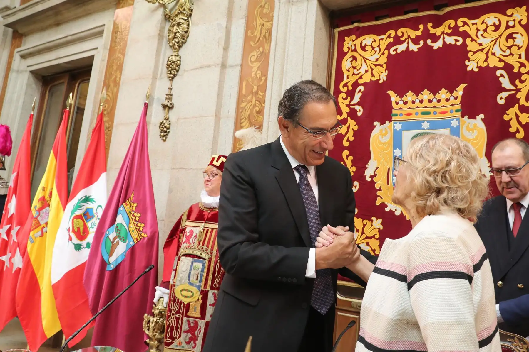 Presidente Vizcarra en el Ayuntamiento de Madrid, recibe la Llave de Oro de la ciudad, de manos de la alcaldesa Manuela Carmena. Foto: ANDINA/Prensa Presidencia