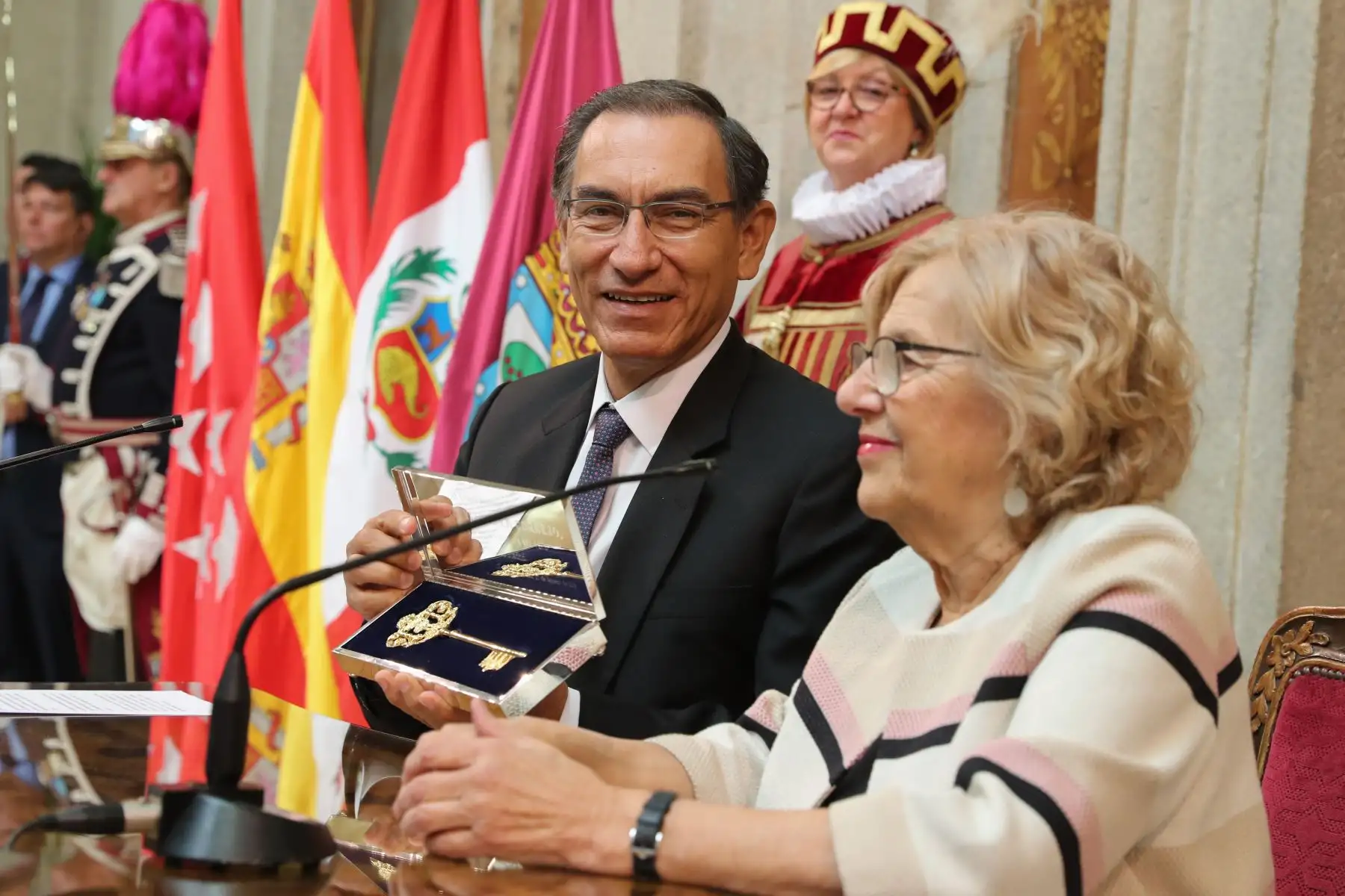 Presidente Vizcarra en el Ayuntamiento de Madrid, recibe la Llave de Oro de la ciudad, de manos de la alcaldesa Manuela Carmena. Foto: ANDINA/Prensa Presidencia