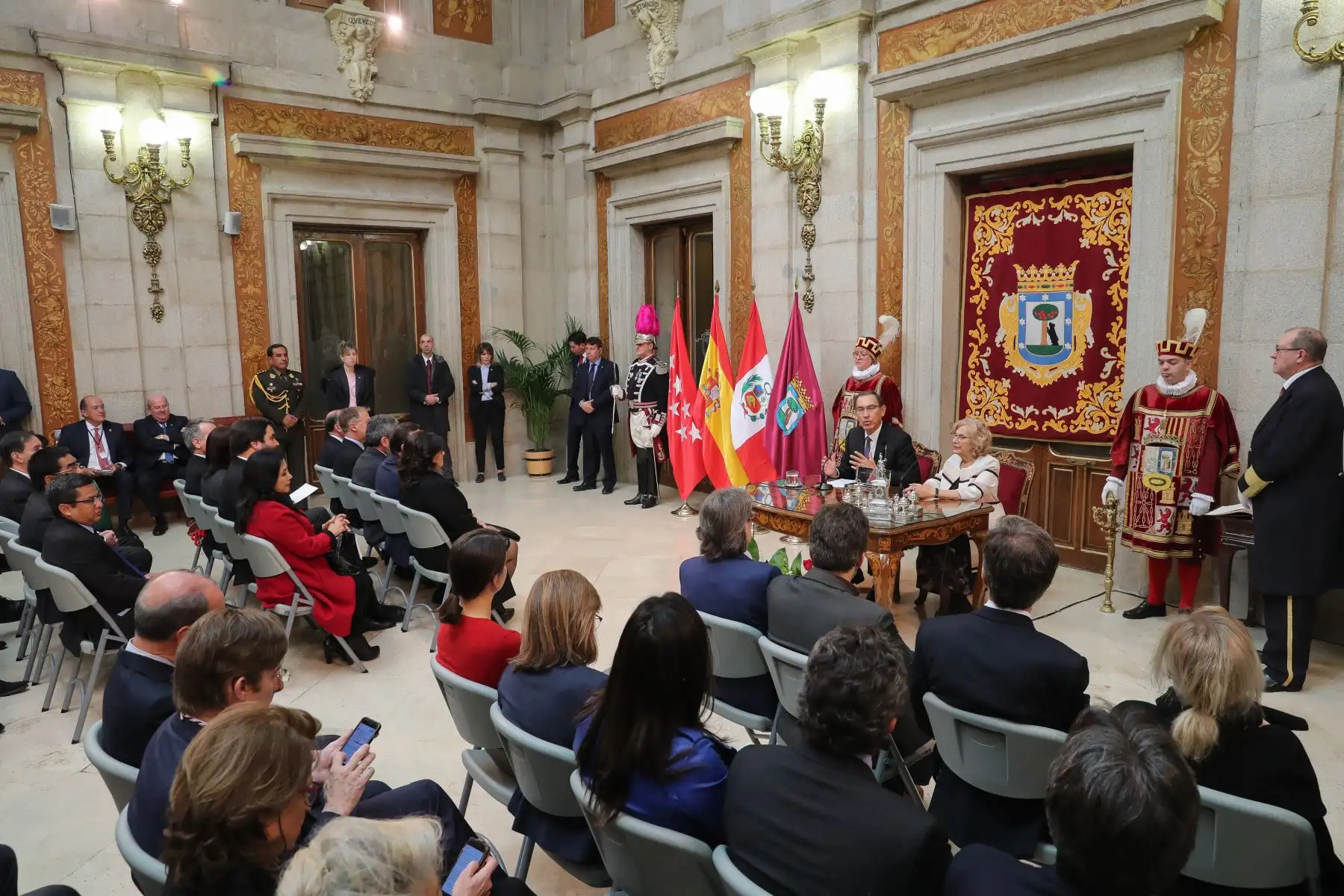 Presidente Vizcarra en el Ayuntamiento de Madrid, recibe la Llave de Oro de la ciudad, de manos de la alcaldesa Manuela Carmena. Foto: ANDINA/Prensa Presidencia