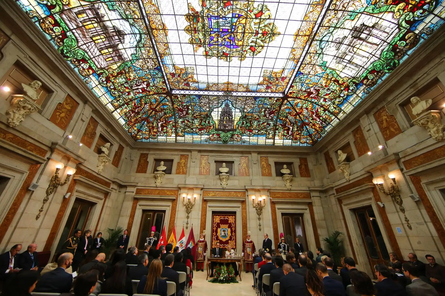 Presidente Vizcarra en el Ayuntamiento de Madrid, recibe la Llave de Oro de la ciudad, de manos de la alcaldesa Manuela Carmena. Foto: ANDINA/Prensa Presidencia
