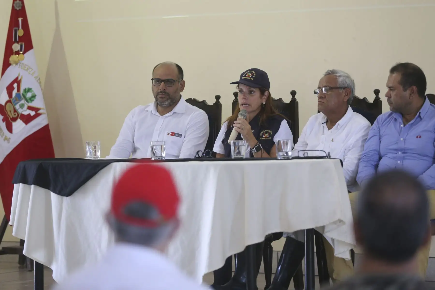 La Vicepresidenta Mercedes Araoz acompañada del ministro de Educación, Daniel Alfaro,  inspeccionan zonas afectadas por las lluvias e inundaciones en la región Lambayeque. Foto: ANDINA/Jhony Laurente