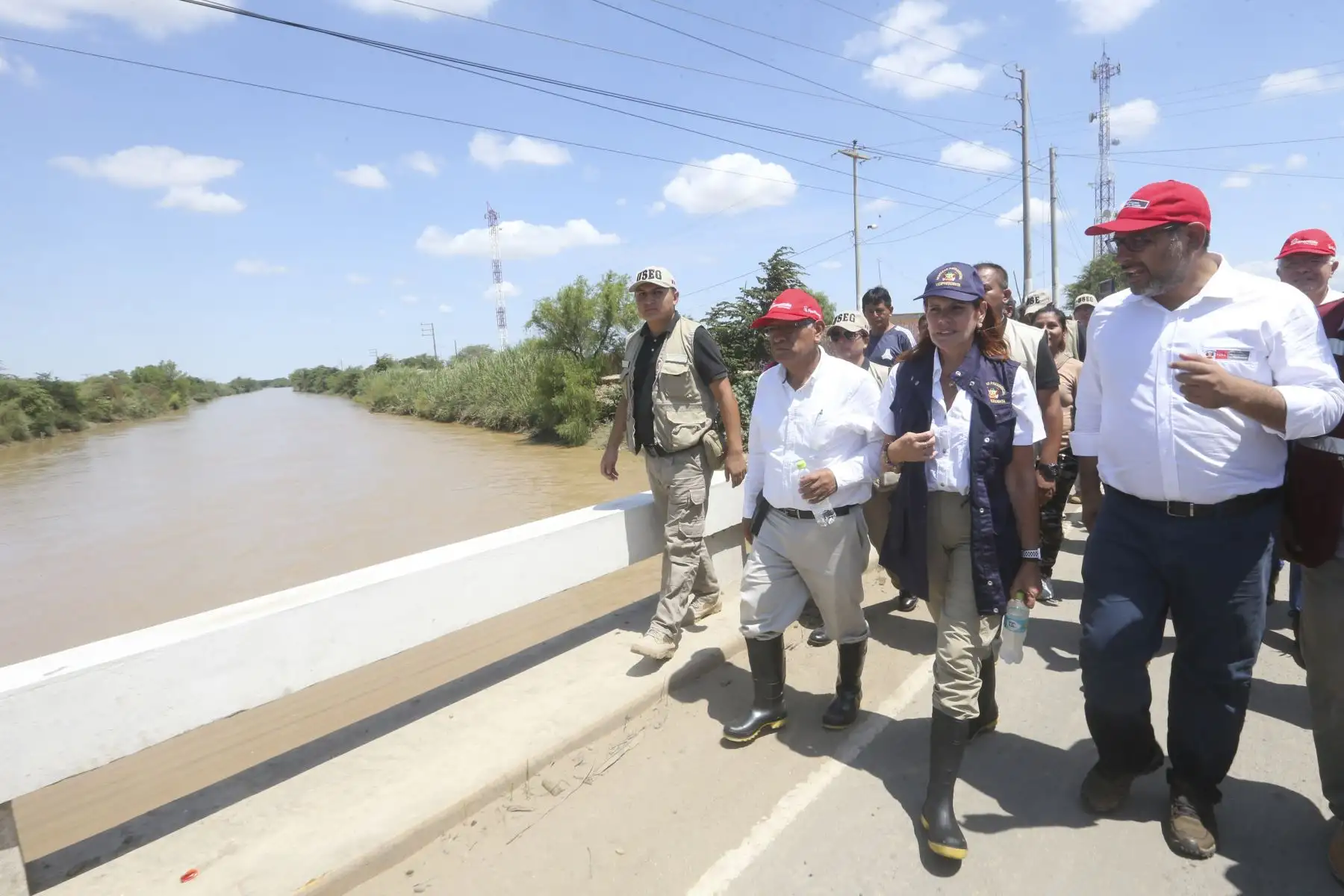 La Vicepresidenta Mercedes Araoz acompañada del ministro de Educación, Daniel Alfaro,  inspeccionan zonas afectadas por las lluvias e inundaciones en la región Lambayeque. Foto: ANDINA/Jhony Laurente