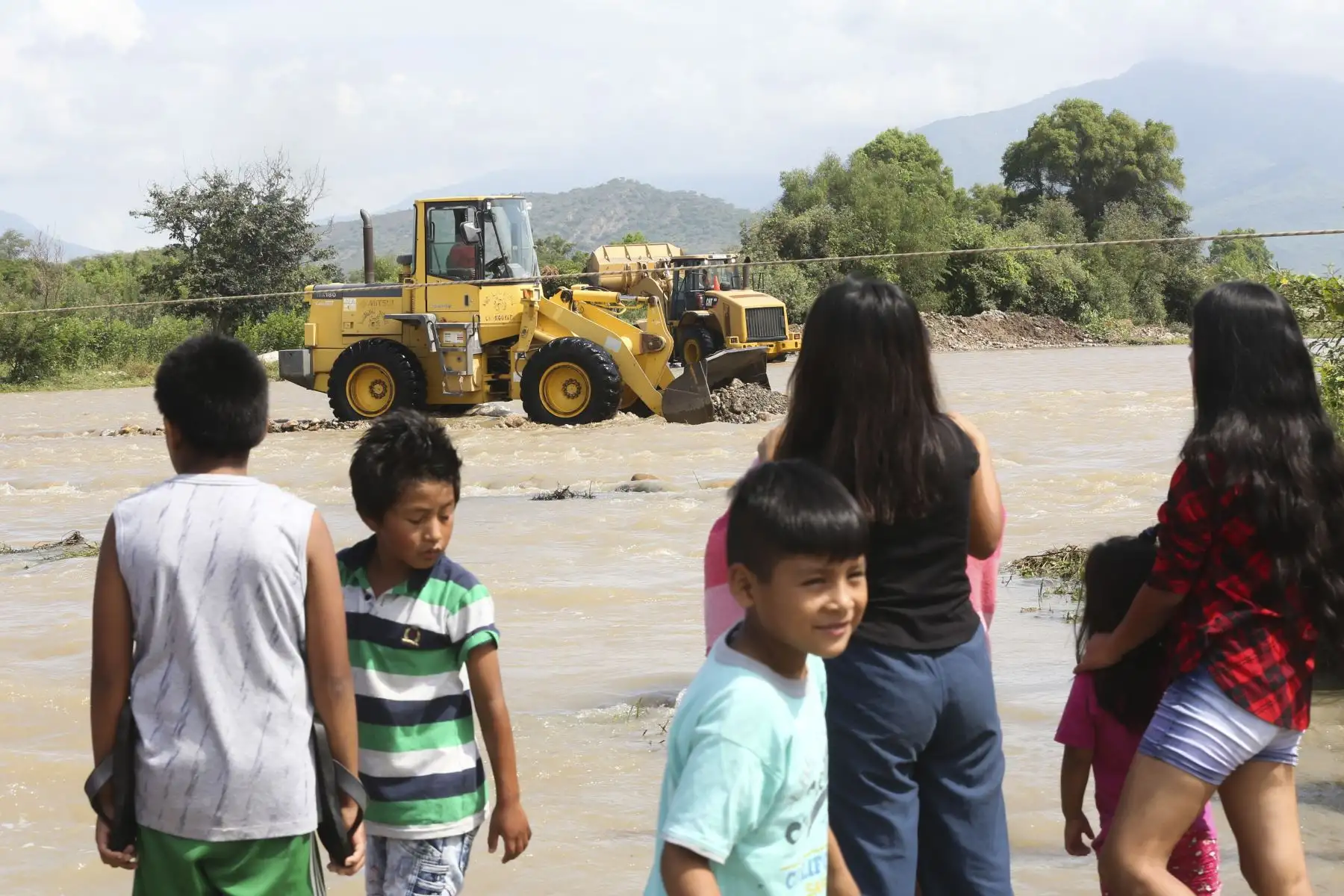 La Vicepresidenta Mercedes Araoz acompañada del ministro de Educación, Daniel Alfaro,  inspeccionan zonas afectadas por las lluvias e inundaciones en la región Lambayeque. Foto: ANDINA/Jhony Laurente