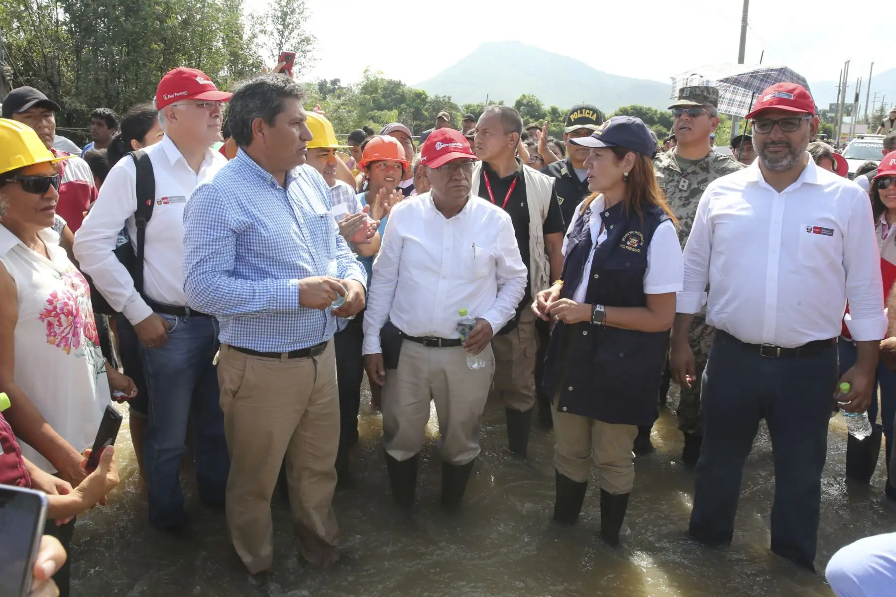 La Vicepresidenta Mercedes Araoz acompañada del ministro de Educación, Daniel Alfaro,  inspeccionan zonas afectadas por las lluvias e inundaciones en la región Lambayeque. Foto: ANDINA/Jhony Laurente