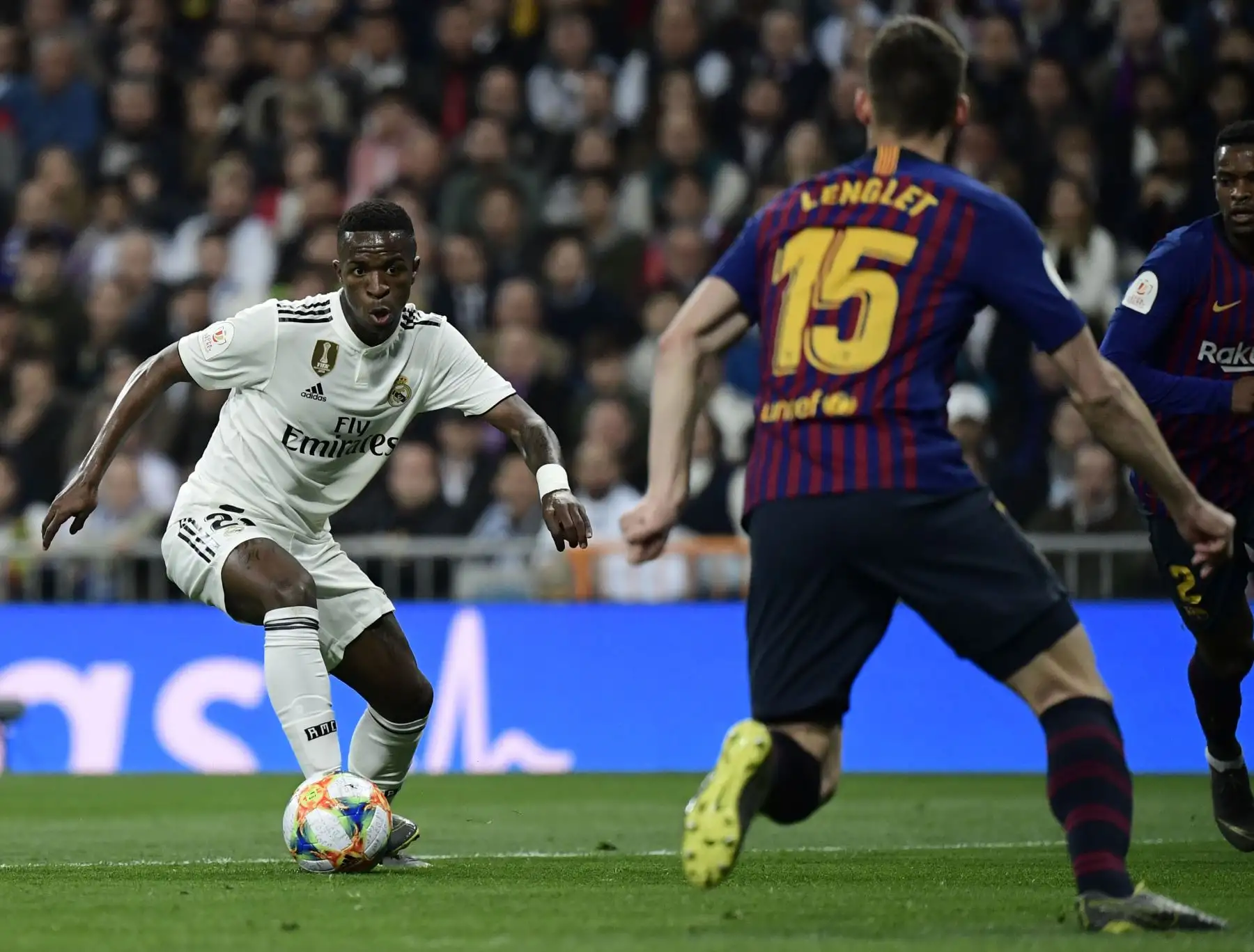 El delantero brasileño del Real Madrid, Vinicius Junior (L) compite con el defensa francés Barcelona Clement Lenglet durante la semifinal de fútbol de la segunda etapa de la Copa del Rey (Real Copa de España) entre el Real Madrid y el Barcelona en el estadio Santiago Bernabeu de Madrid. AFP