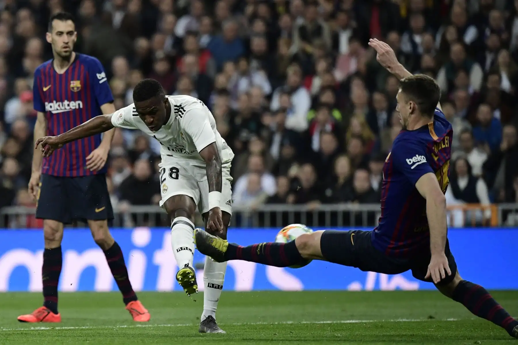 El delantero brasileño del Real Madrid, Vinicius Junior (C) compite con el defensa francés Barcelona Clement Lenglet (R) durante la semifinal de la Copa del Rey (partido de la Copa del Rey) del partido de fútbol de la segunda etapa entre el Real Madrid y el Barcelona en el estadio Santiago Bernabeu de Madrid. AFP
