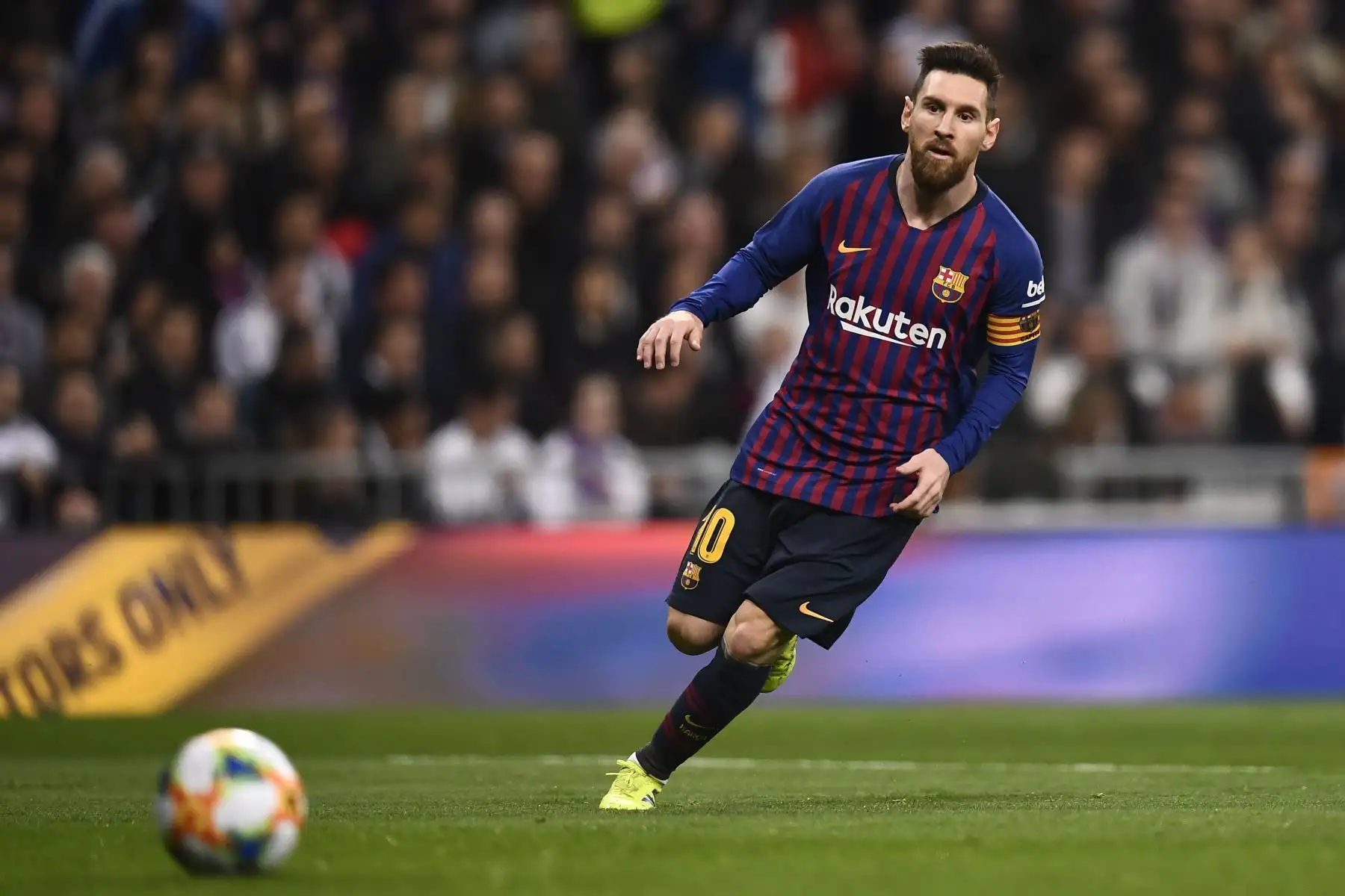 El delantero argentino de Barcelona, Lionel Messi, mira el balón durante la semifinal de la Copa del Rey (Copa del Rey), partido de fútbol de la segunda etapa entre el Real Madrid y el Barcelona en el estadio Santiago Bernabéu de Madrid. AFP