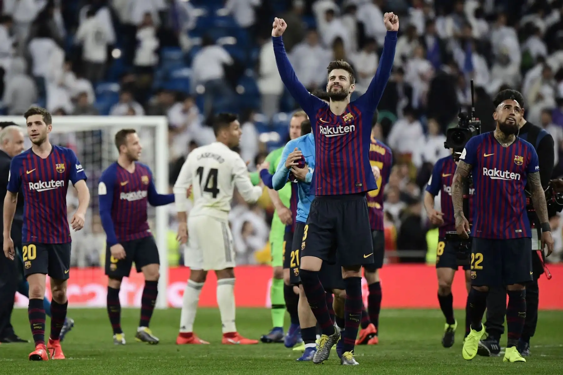 El defensa del Barcelona, Gerard Pique, y sus compañeros de equipo celebran su victoria al final de la semifinal de la Copa del Rey (partido de la Copa del Rey), partido de fútbol de ida entre Madrid y Barcelona en el estadio Santiago Bernabéu de Madrid. AFP