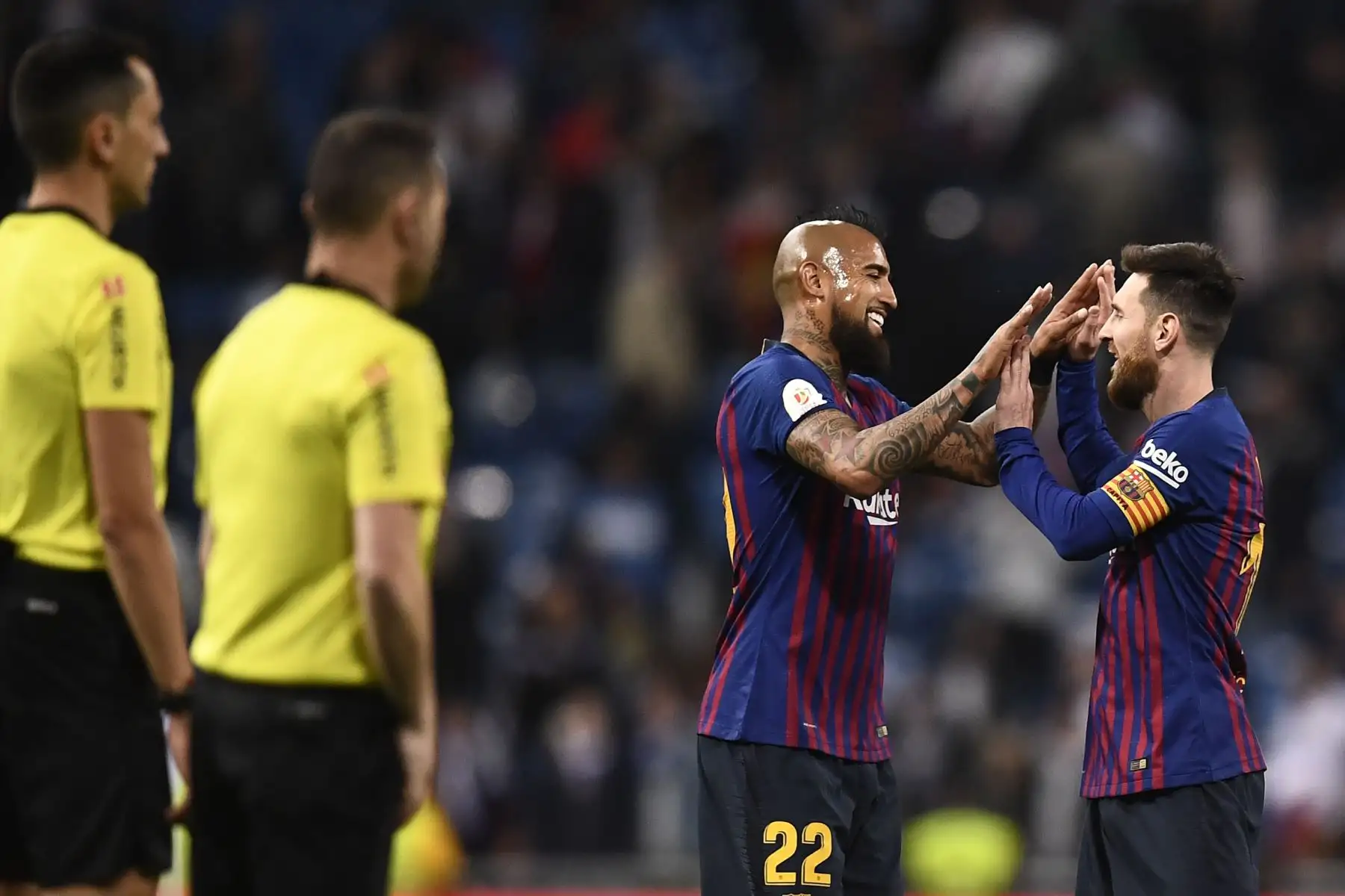El delantero argentino de Barcelona Lionel Messi (R) y el mediocampista chileno Arturo Vidal de Barcelona celebran su victoria al final de la semifinal de la Copa del Rey de España, partido de fútbol de segunda etapa entre el Real Madrid y el Barcelona en el estadio Santiago Bernabeu de Madrid. AFP