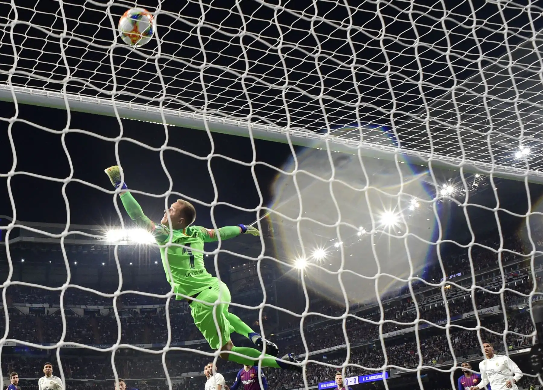 El portero del Barcelona, Marc-Andre Ter Stegen, se zambulle en busca del balón durante la semifinal de fútbol de la segunda etapa de la Copa del Rey de España entre el Real Madrid y el Barcelona en el estadio Santiago Bernabéu de Madrid. AFP
