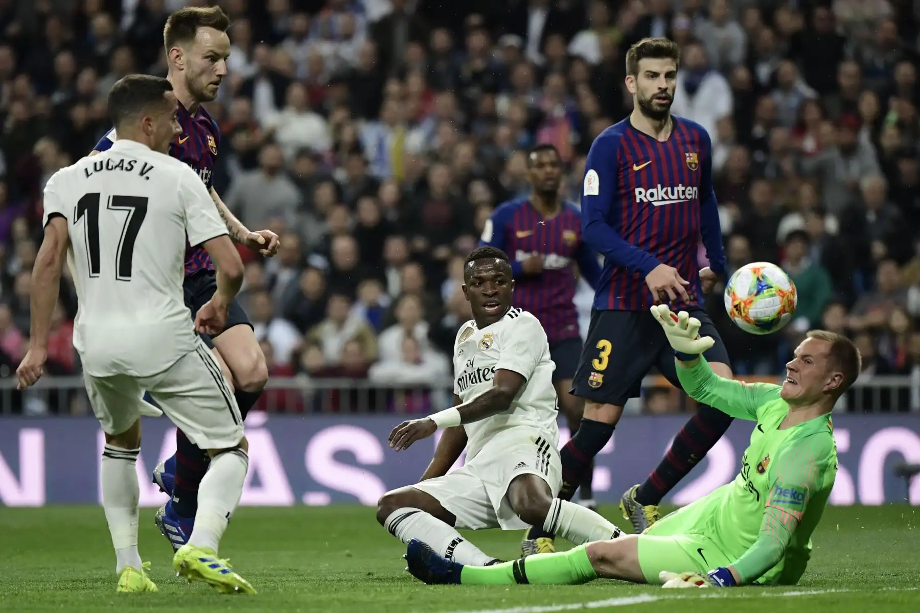 El delantero brasileño del Real Madrid, Vinicius Junior (3L) compite con el portero alemán Marc-Andre Ter Stegen durante la semifinal de fútbol de la segunda etapa de la Copa del Rey de España entre el Real Madrid y el Barcelona en el estadio Santiago Bernabeu de Madrid. AFP