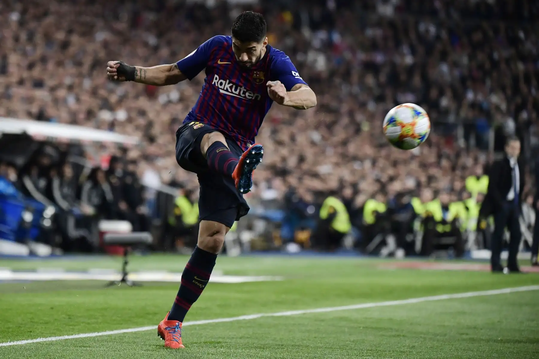 El delantero uruguayo del barcelonista Luis Suárez dispara durante la semifinal de la Copa del Rey (partido de la Copa del Rey) del partido de fútbol de la segunda etapa entre el Real Madrid y el Barcelona en el estadio Santiago Bernabéu en Madrid. AFP