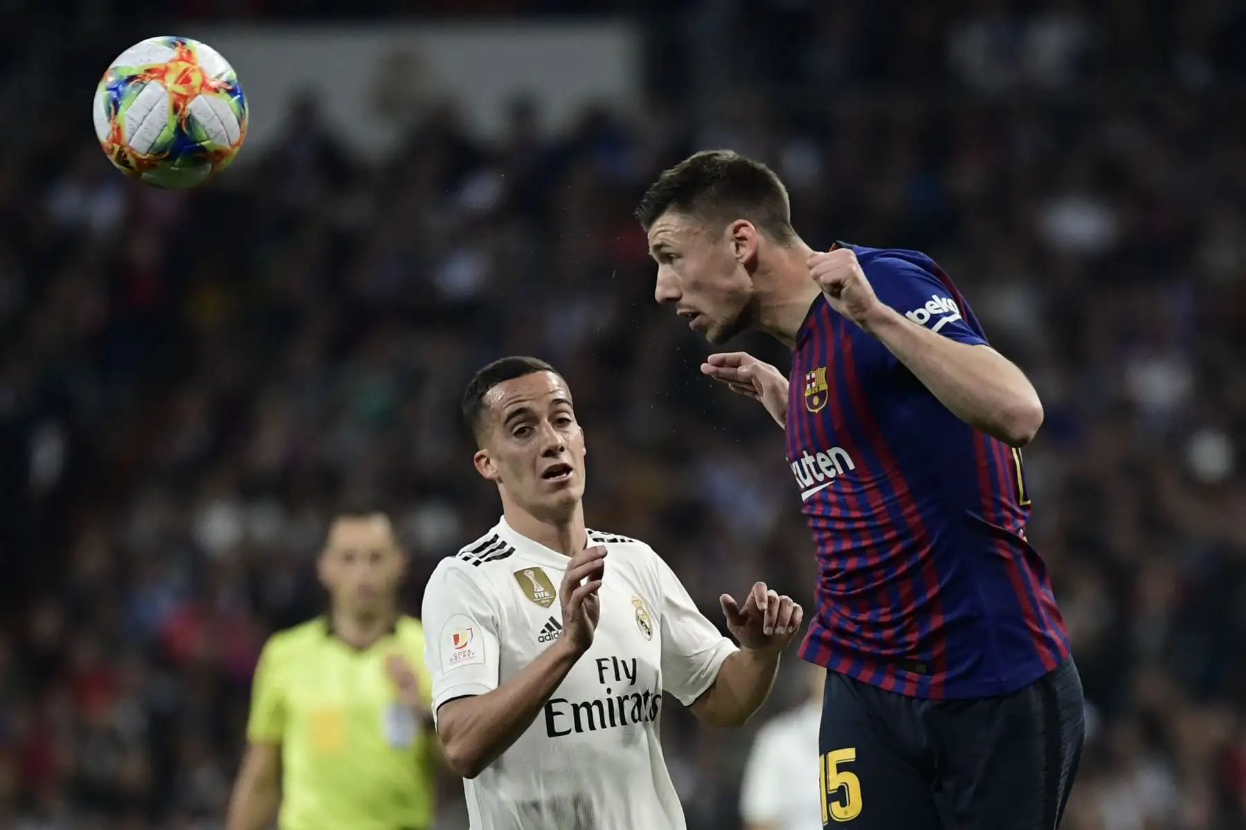 El defensa francés del barcelonista Clement Lenglet (R) compite con el mediocampista español del Real Madrid, Lucas Vázquez, durante la semifinal de la segunda jornada de la Copa del Rey de España entre el Real Madrid y el Barcelona en el estadio Santiago Bernabeu de Madrid.. AFP