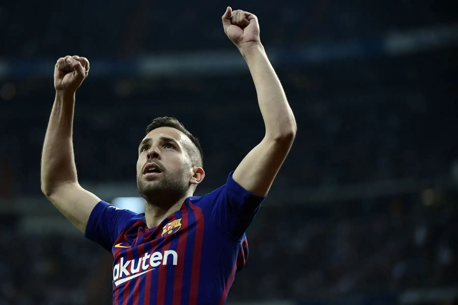 El defensa del Barcelona, Jordi Alba, celebra el gol del delantero uruguayo Luis Suárez en la semifinal de la Copa del Rey (partido de la Copa del Rey) entre el Real Madrid y el Barcelona en el estadio Santiago Bernabéu de Madrid. AFP