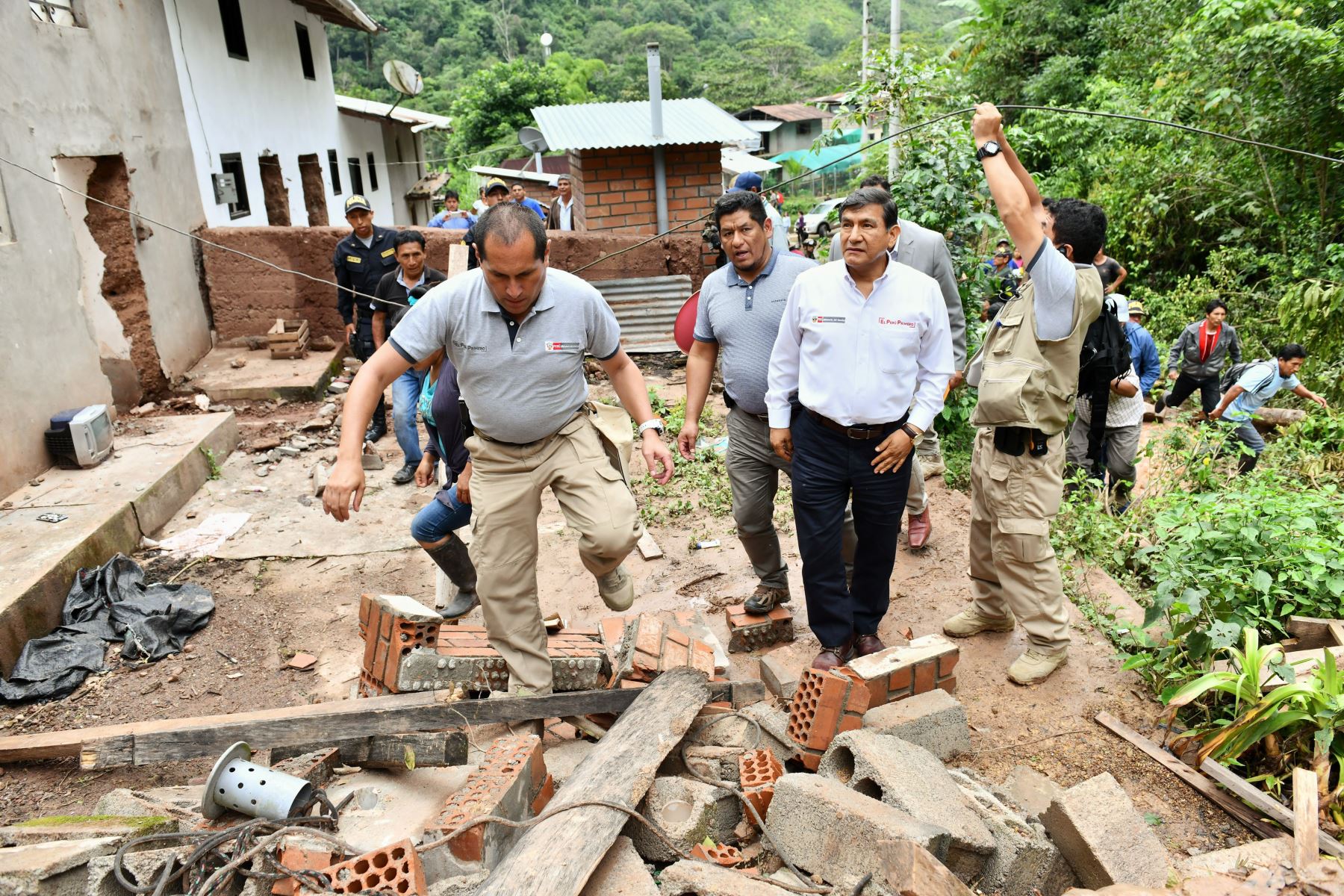 El ministro del Interior, Carlos Morán, constató daños ocasionados por derrumbe parcial un cerro en la provincia de Oxapampa.