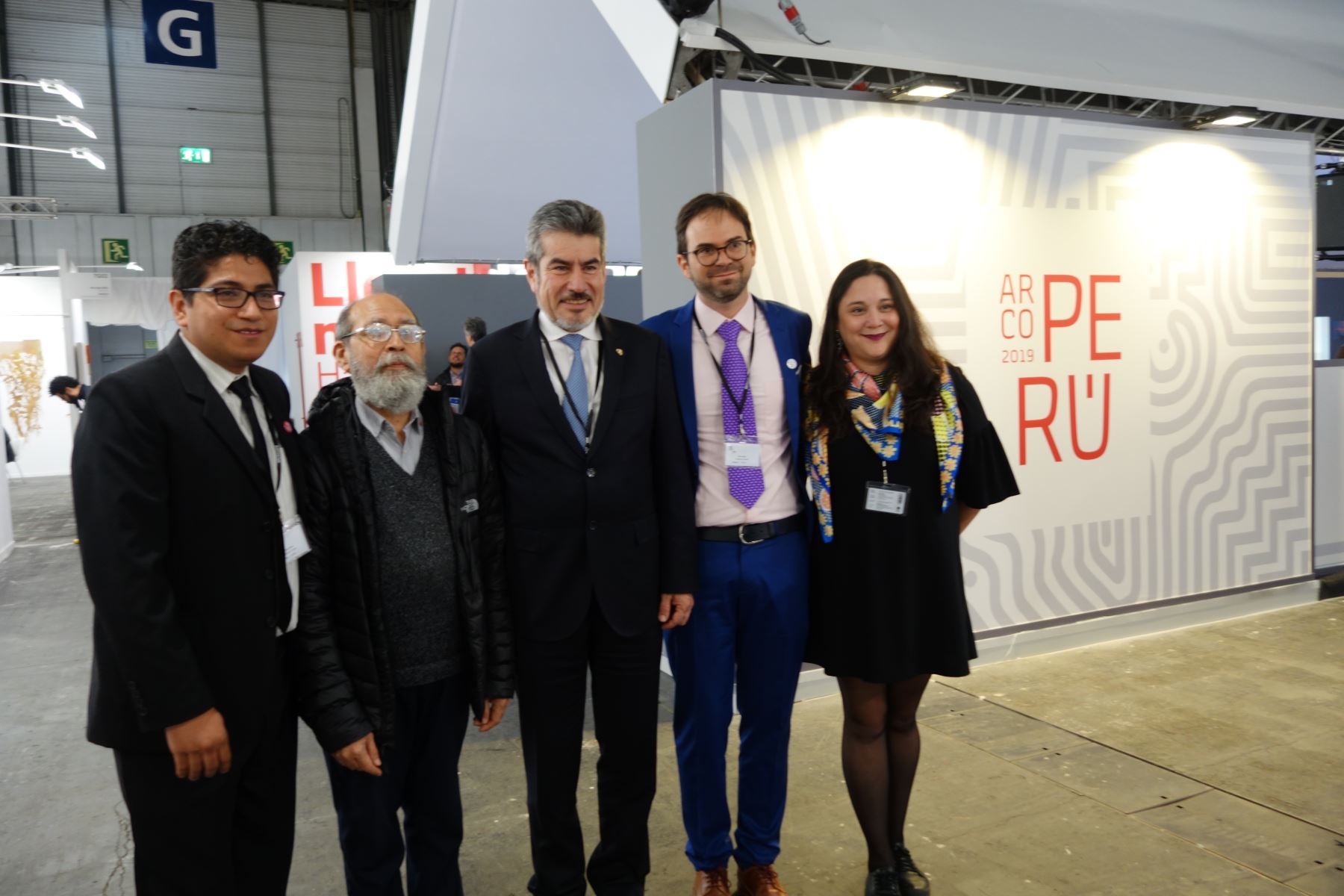 Ministro Rogers Valencia, junto al curador del stand peruano, Jorge Villacorta, y funcionarios, en ARCOmadrid.