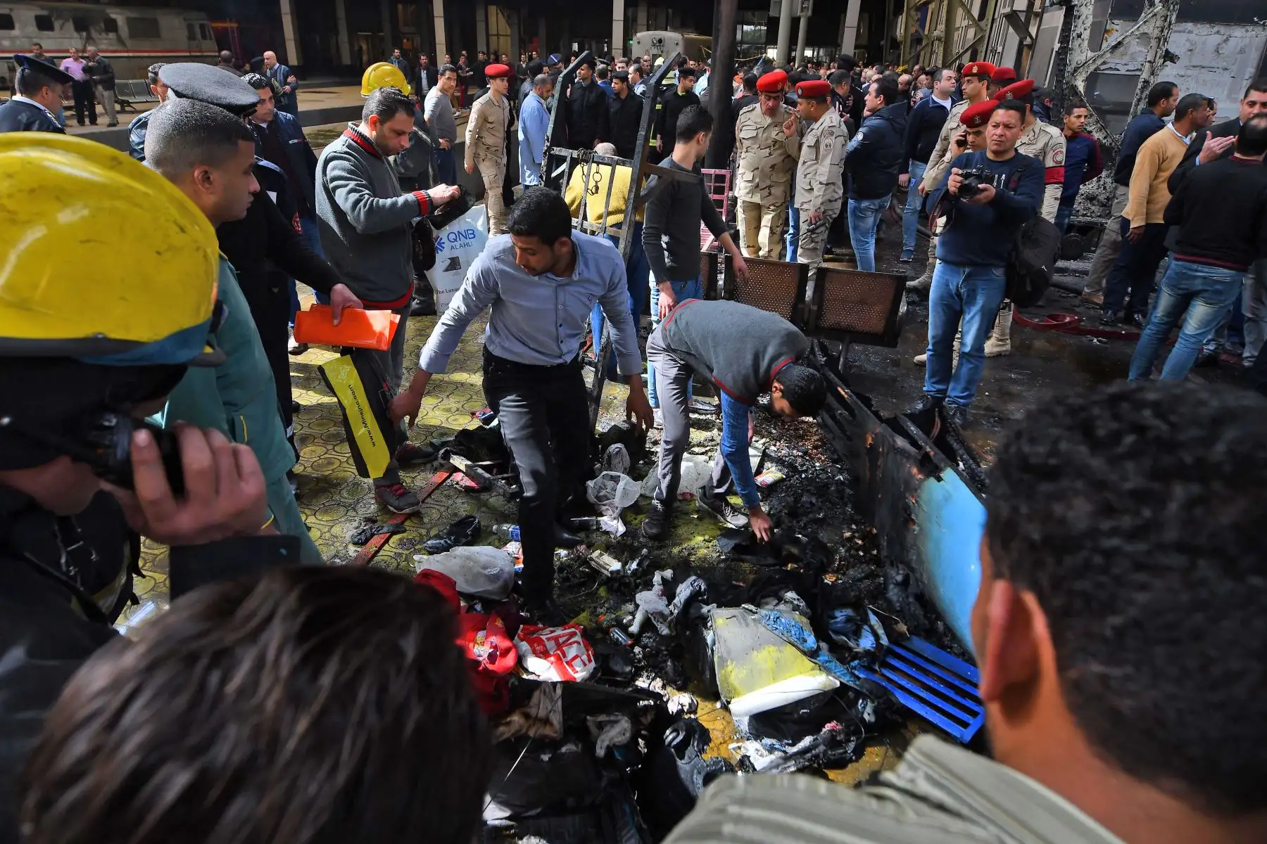 El 27 de febrero de 2019, miembros de las fuerzas de seguridad y curiosos se reúnen en el lugar de un feroz accidente ferroviario en la principal estación ferroviaria de la capital egipcia, El Cairo. El accidente causó la muerte de al menos 20 personas, informaron fuentes de seguridad y médicas egipcias. Foto: AFP