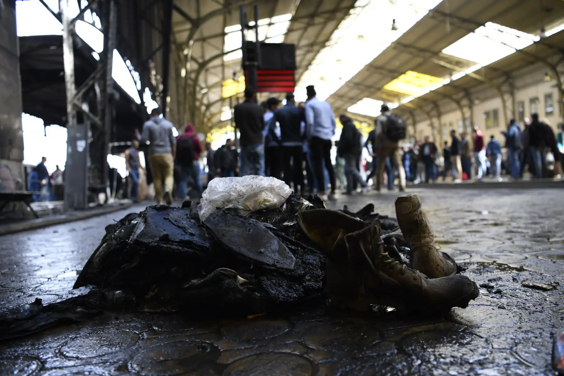 Los artículos retirados de un tren de fuego que se estrelló en la estación de tren principal de la capital egipcia, El Cairo, se apilan en el suelo el 27 de febrero de 2019. El accidente causó la muerte de al menos 20 personas, dijeron fuentes de seguridad y médicas egipcias. Foto: AFP